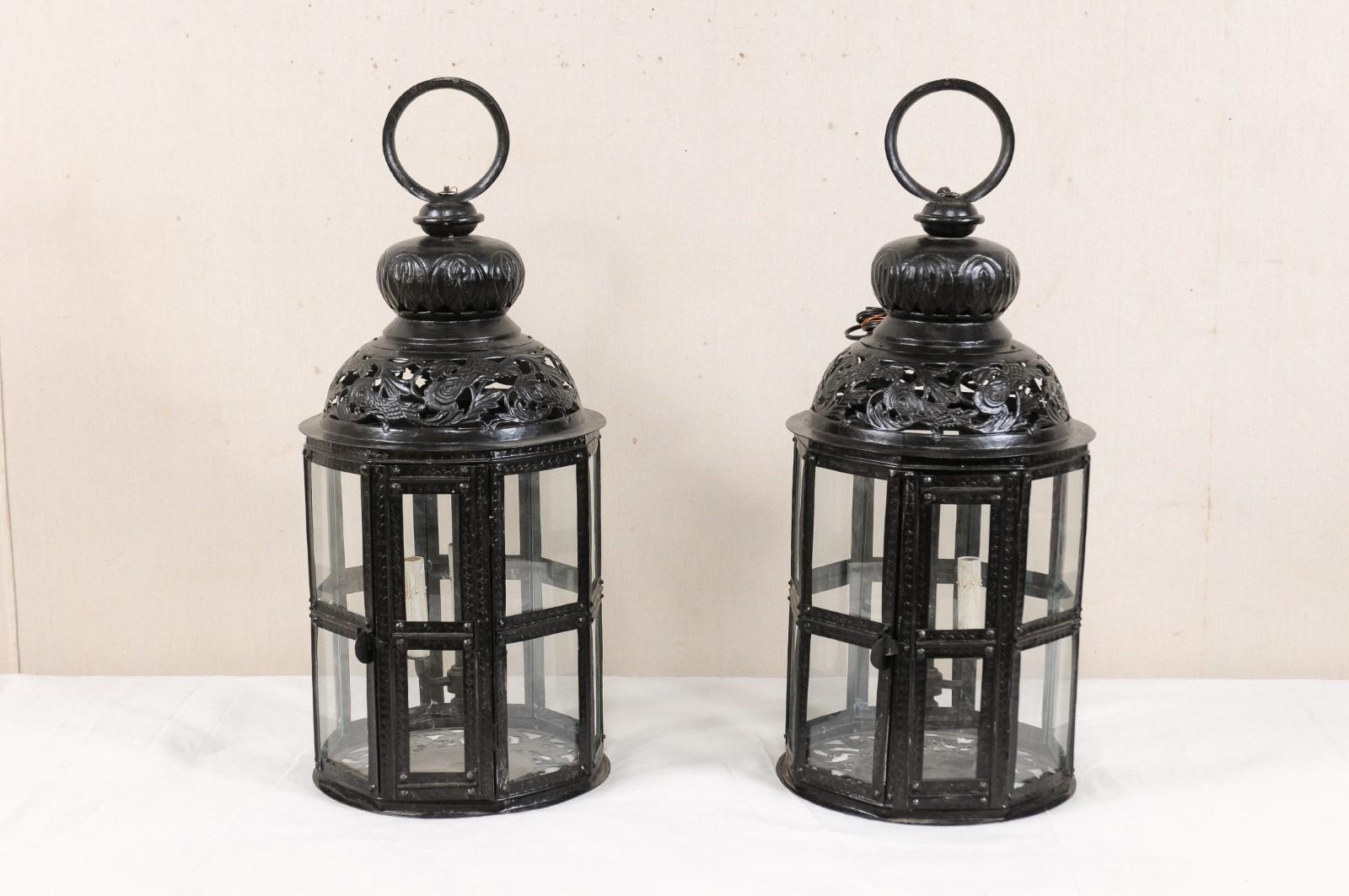 Européen Paire de lanternes européennes à trois lumières d'inspiration marocaine en noir et verre en vente