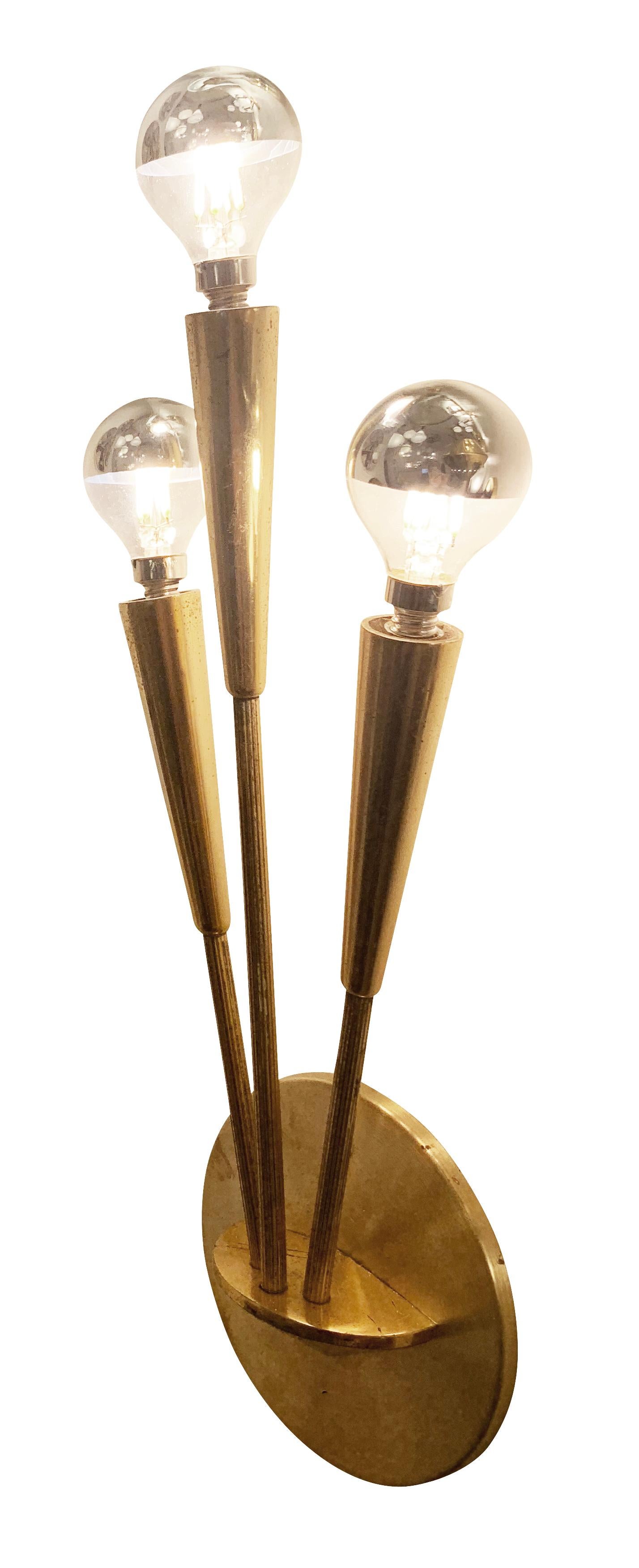 Mid-Century Modern Paire d'appliques à trois lumières d'Oscar Torlasco pour Lumi en vente