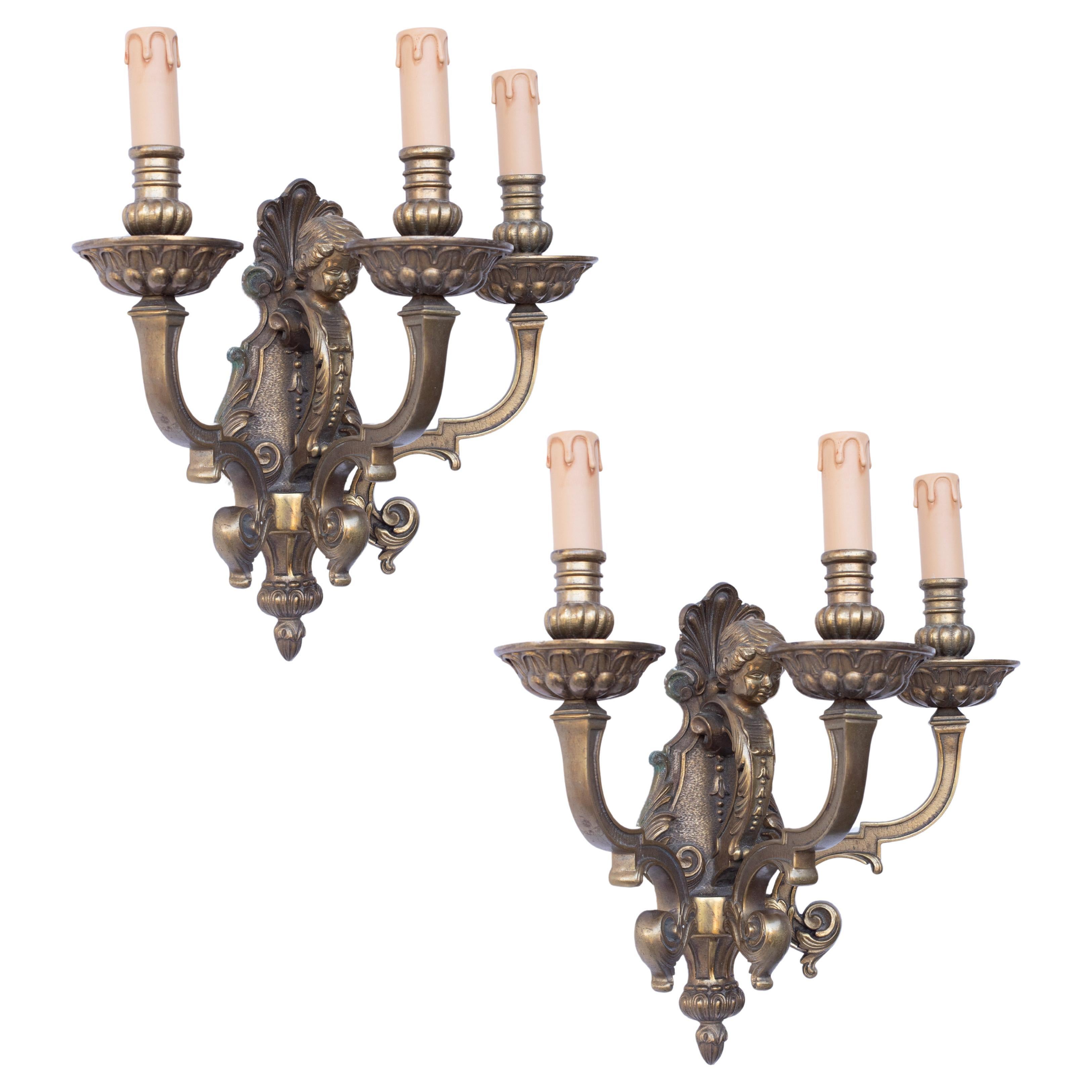 Paire d'appliques à trois lumières de style Louis XVI