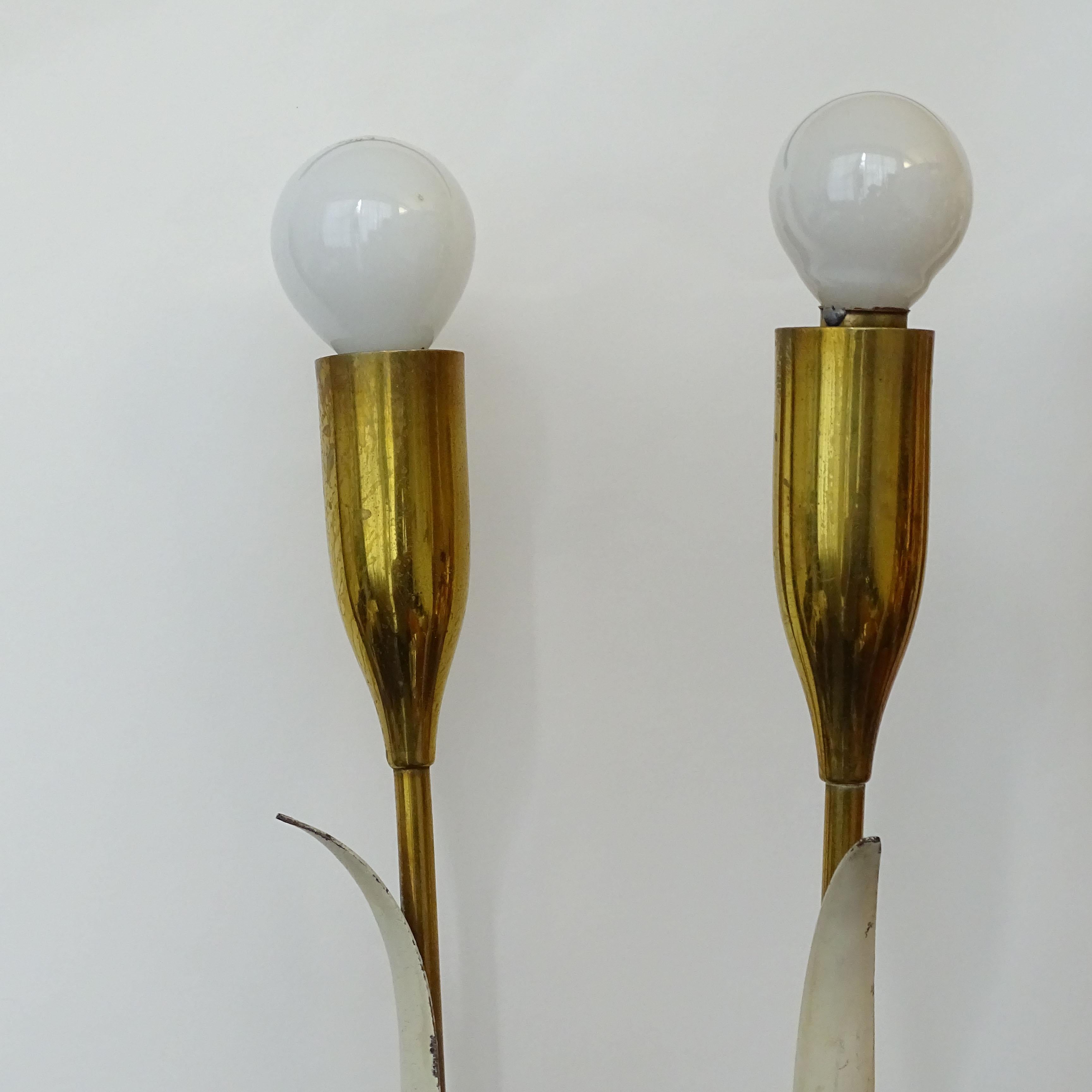 Mid-Century Modern Pair of Three Lights Floreal Wall Lamps in Brass and Lacquer, Italy 1940s For Sale