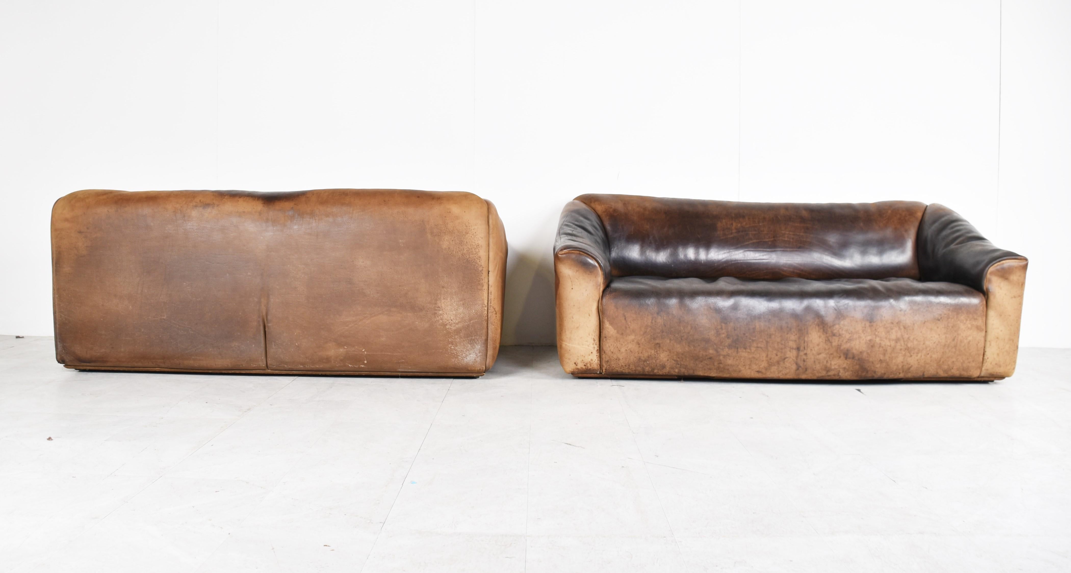 Set of gorgeous patinated leather DS47 sofas from De Sede.

De Sede, renowned for using the best quality leather has created some wonderful sofas.

These are no exception and the beautiful, thick Neck leather shows a wonderful