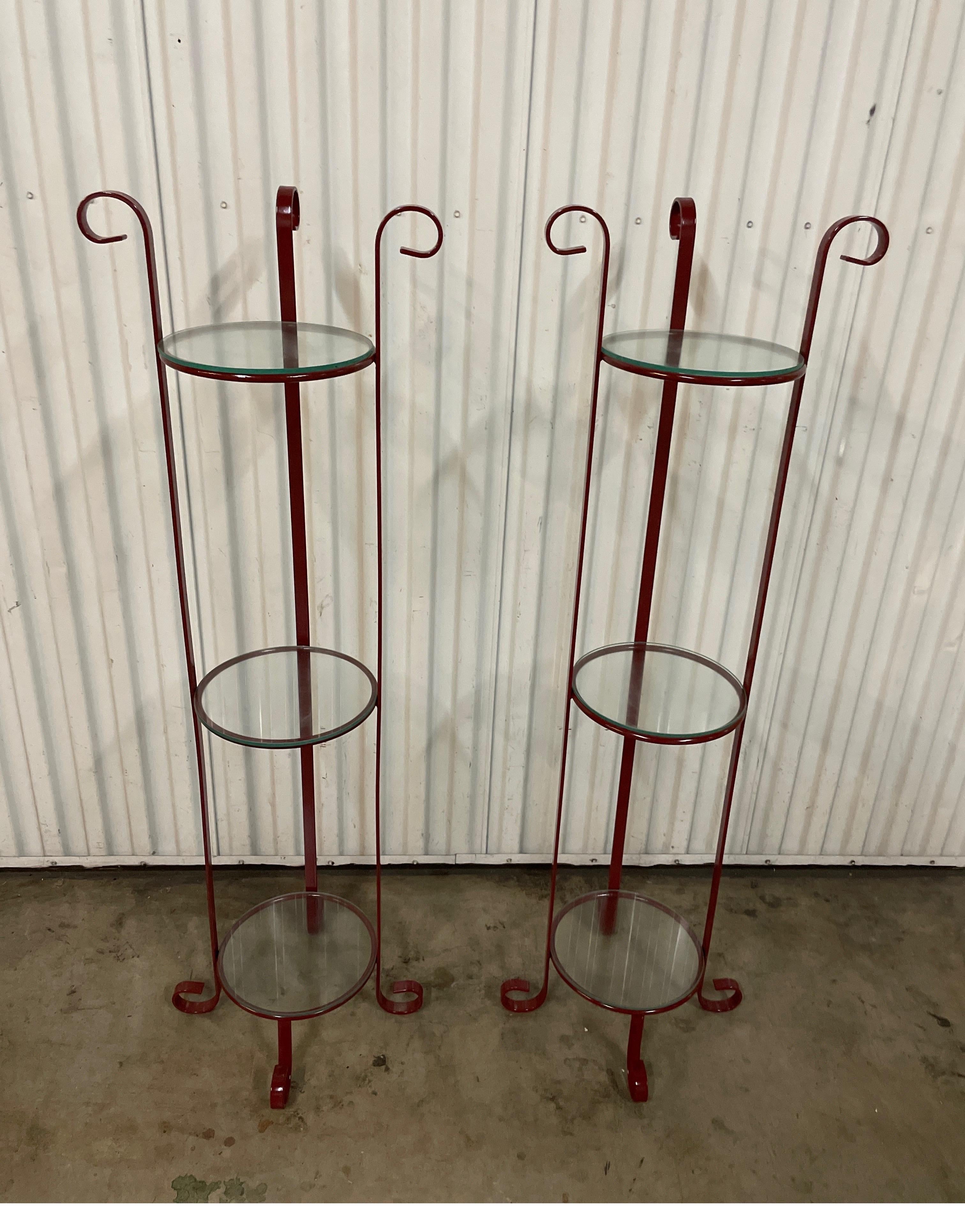 Vintage Paar rote schmiedeeiserne dreistöckige Ständer mit Glasböden. Der Gesamtdurchmesser beträgt 16
