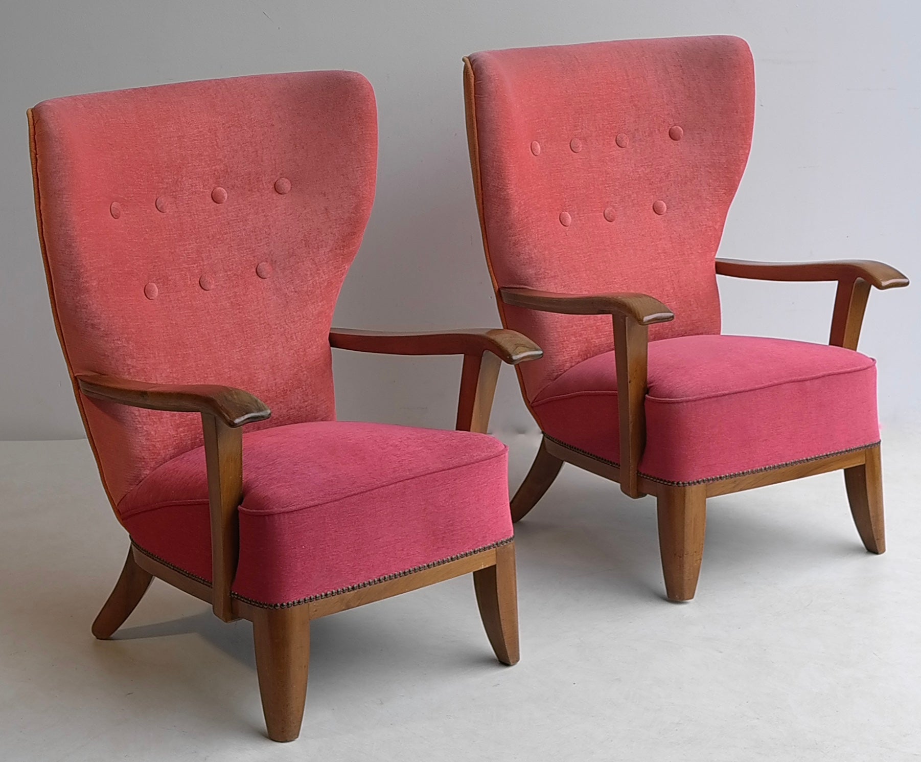 Pair of three-tone Mid-Century Modern Wingback armchairs, France 1948

These chairs has been newly upholstered a couple of years ago. They have new filling and springs and new upholstery in three colors. The color orange in the back. A dark red