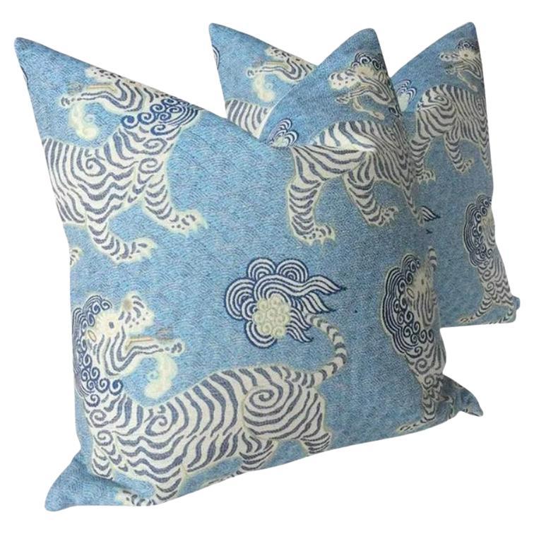 Coppia di cuscini blu e bianchi con drago tibetano di Chinoiserie da 20 pollici