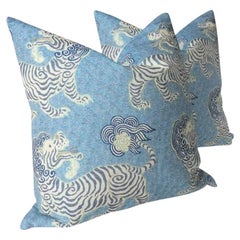 Coppia di cuscini blu e bianchi con drago tibetano di Chinoiserie da 20 pollici
