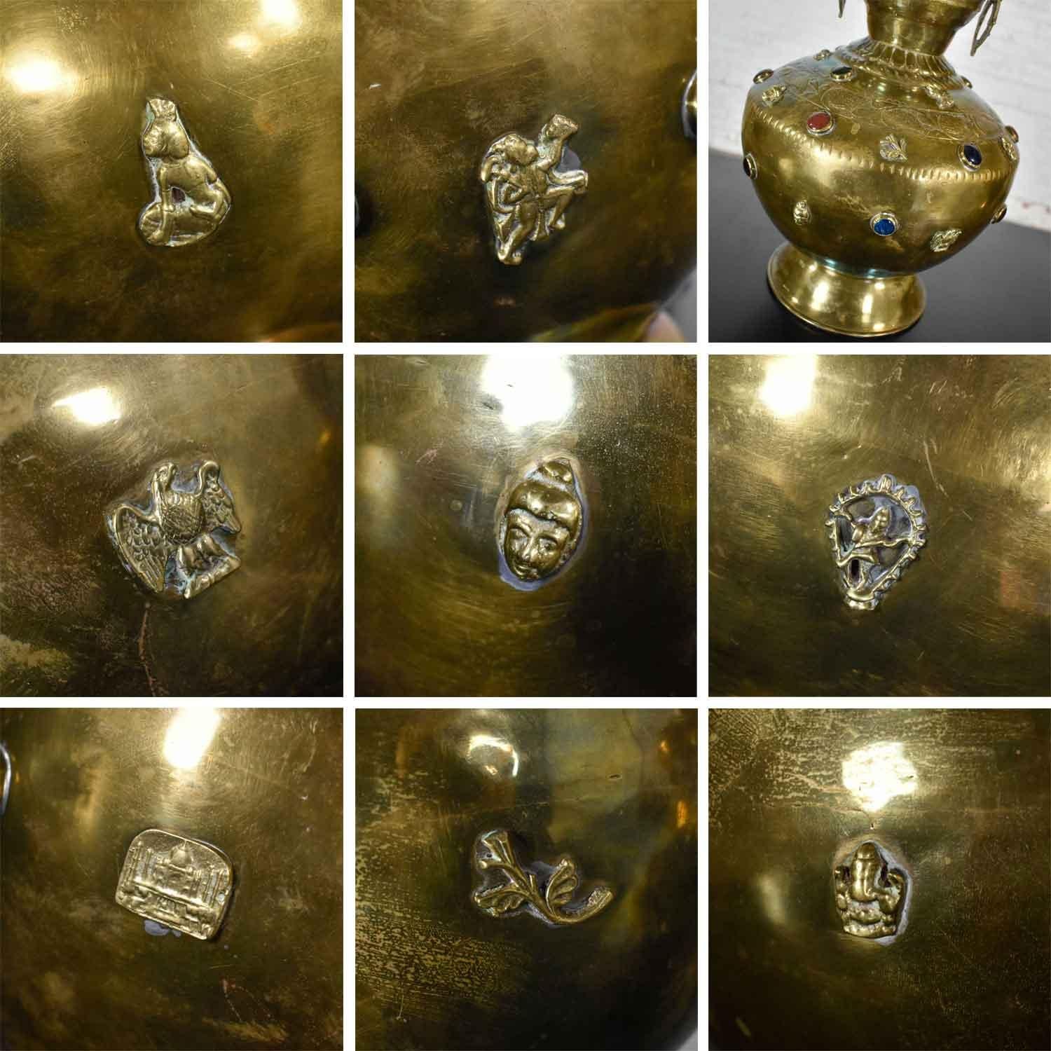 Paire de lampes tibétaines en laiton martelé à la main avec bijoux en verre en vente 9