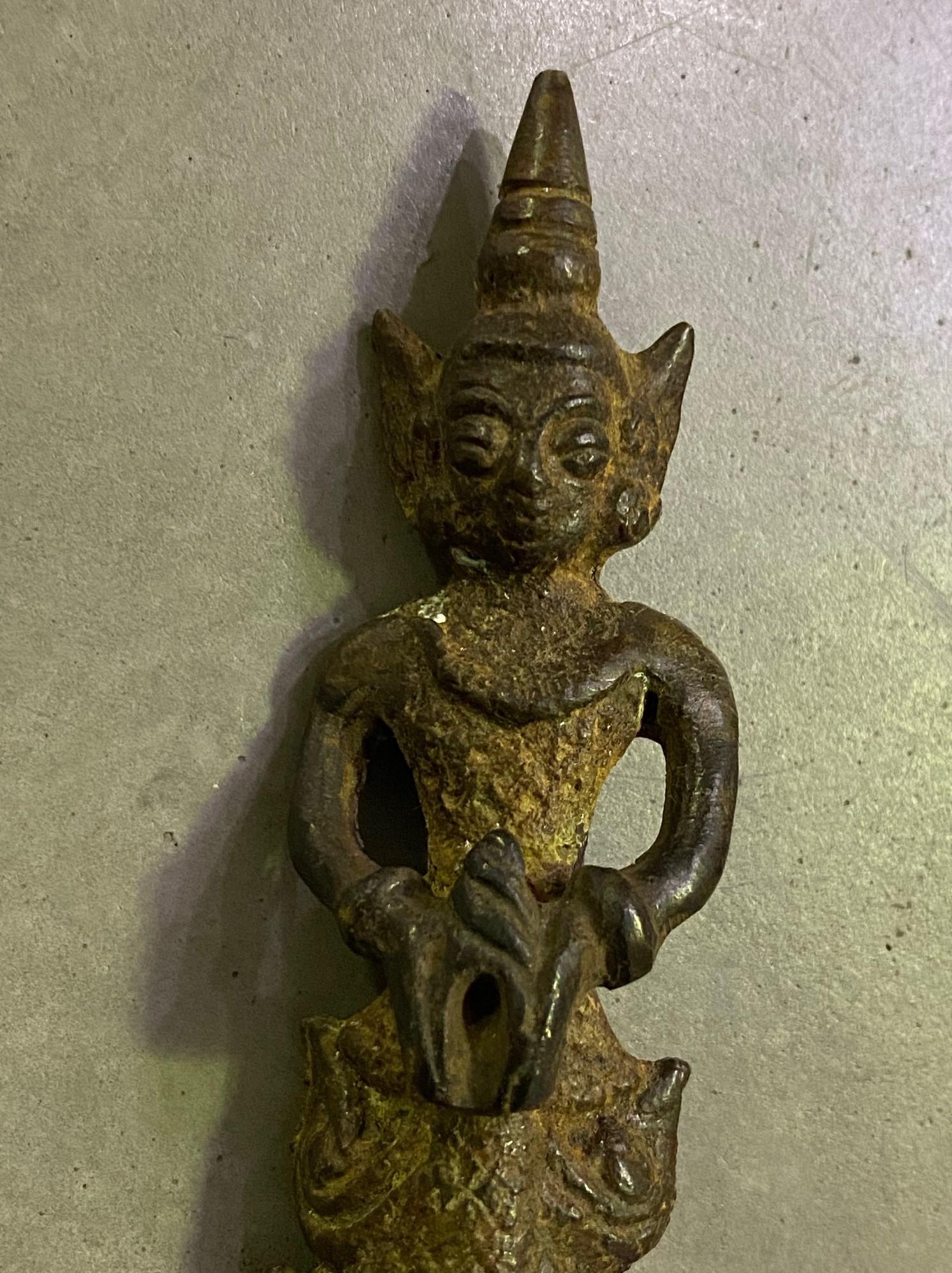 Paar tibetische oder Nepalesische Bronze-Amuletten, Tempelschrein-Figuren und Artefakte aus Bronze (Tibetisch) im Angebot