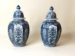 Par de urnas de loza con tapa de Tichelaar Makkum, en azul y blanco, de alrededor de la década de 1930