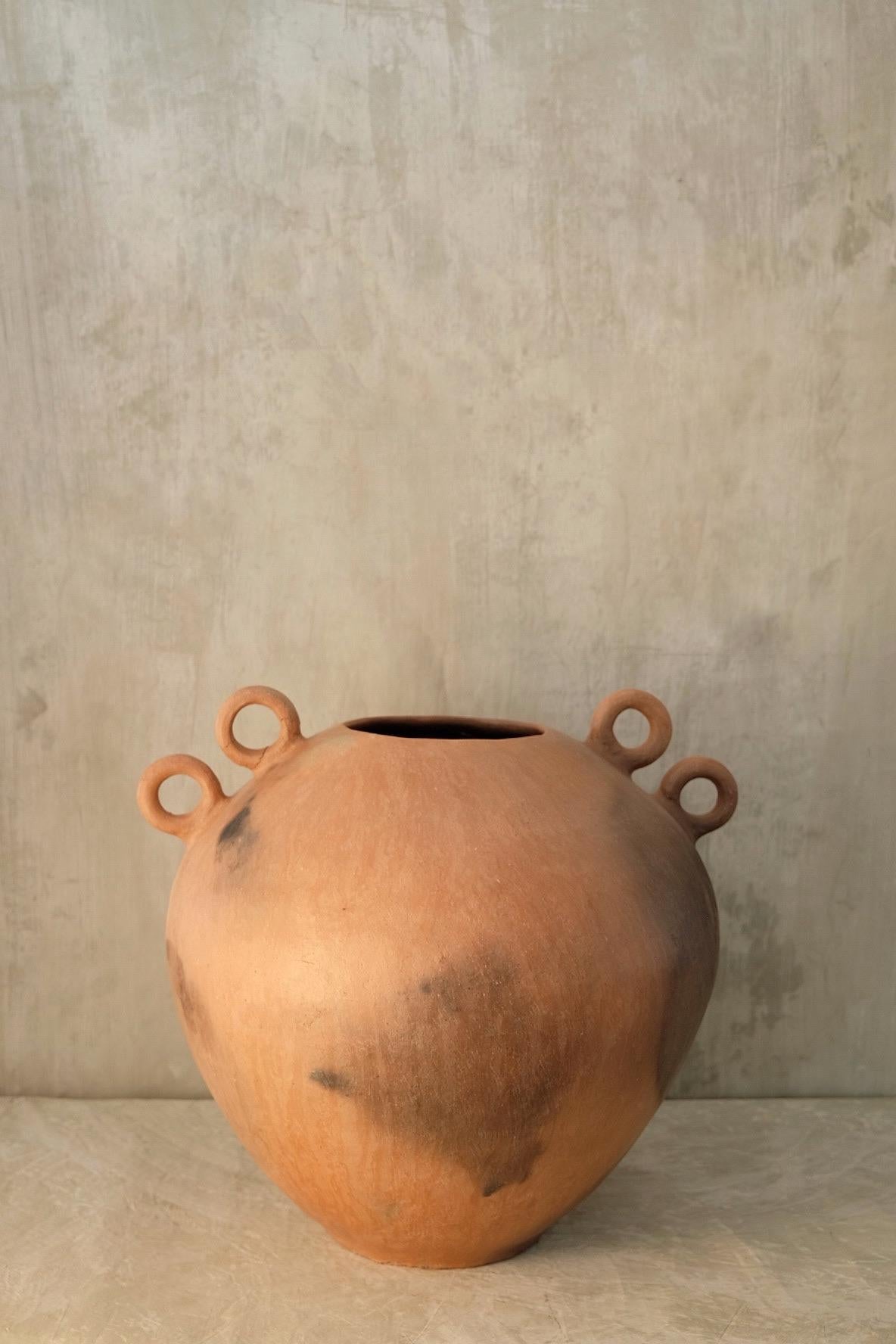 Pair of Tierra Caliente vases by Onora
Dimensions: D 20 x H 30 cm
Materials: Clay

Hand sculpted clay, covered with a mineral based slip and burnished using a quartz stone. 

We are a Mexican brand dedicated to the creation of high end, hand