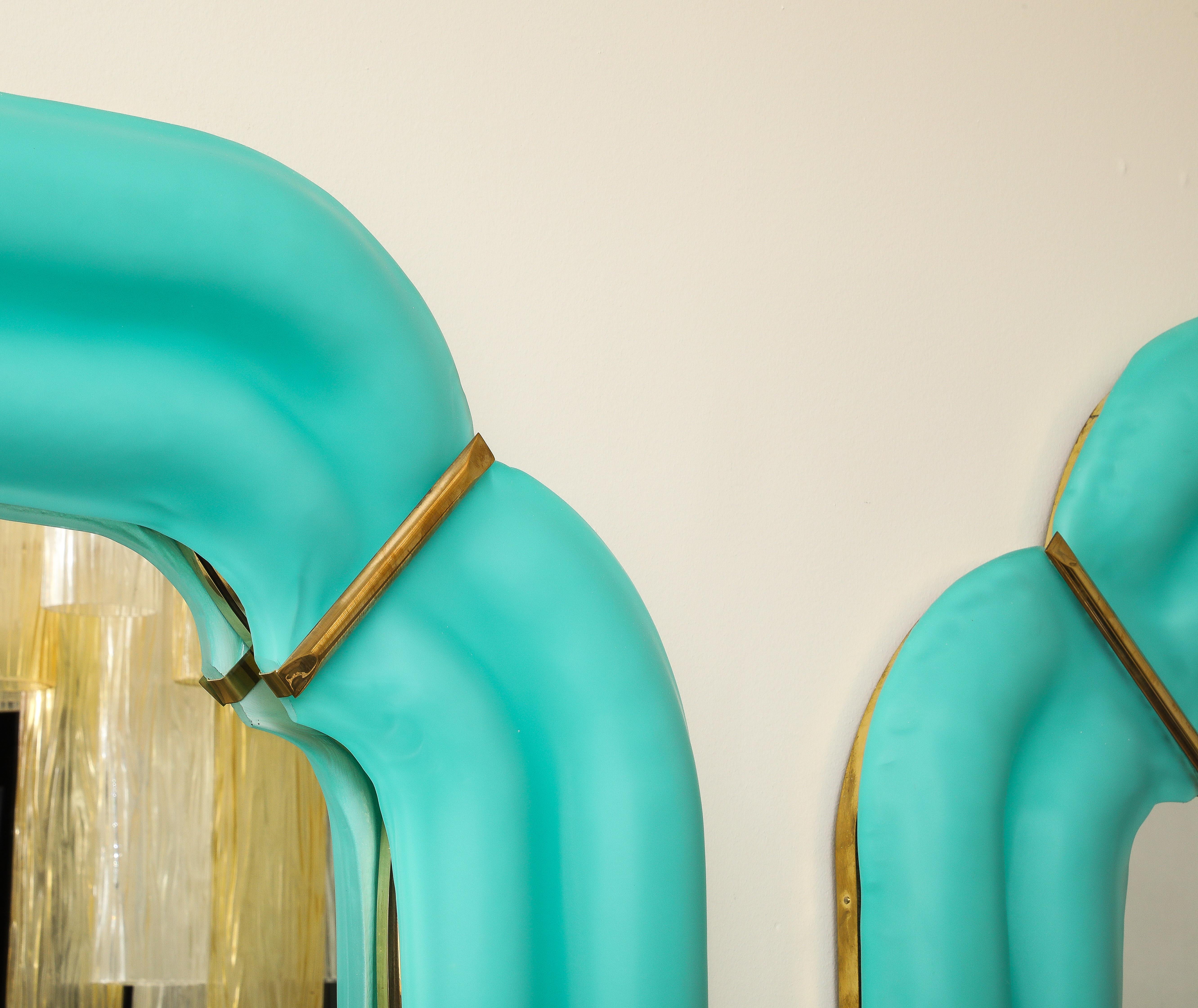 Paar quadratische Spiegel aus blauem Murano-Glas und Messing mit Wellenschliff, Italien, Tiffany im Zustand „Neu“ im Angebot in New York, NY
