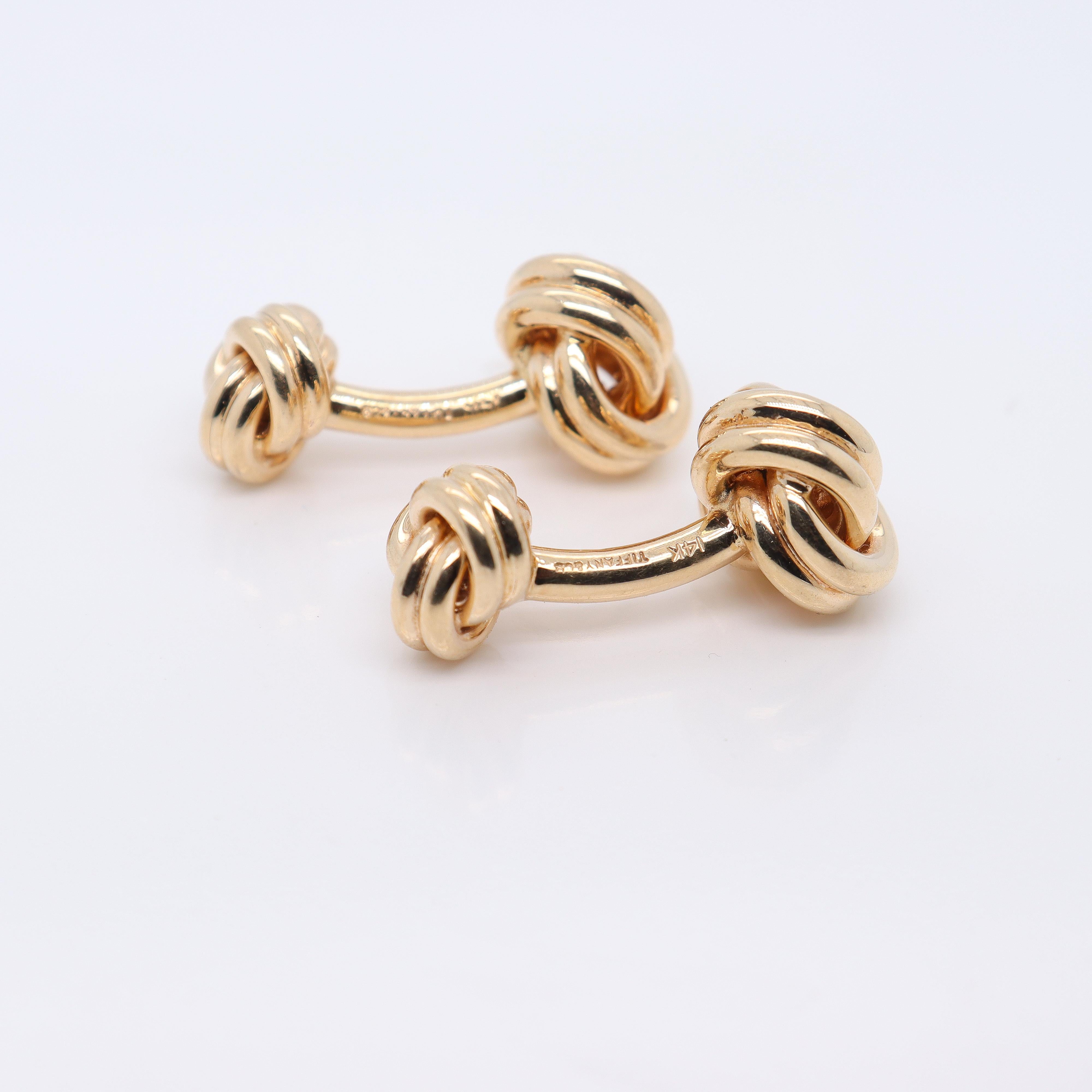 A fine pair of vintage Tiffany & Co gold love knot cufflinks.

In 14K gold. 

By Tiffany and Co.

Marked Tiffany & Co / 14K.

Together with a Tiffany leather pouch.

Simply a wonderful pair of cufflinks!

Date:
Late 20th Century

Overall