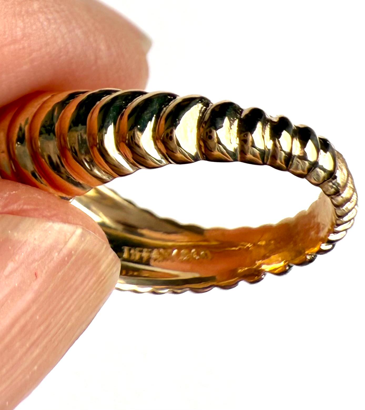Paar Tiffany & Co. 14k Gold Jakobsmuschelringe, Satz von 2 Damen im Angebot