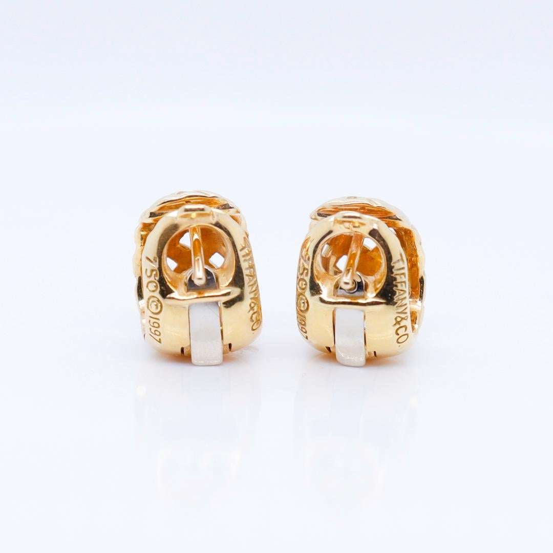 Ein Paar Tiffany & Co. 18k Gold Gitter Vannerie Huggie Hoop Ohrringe 7