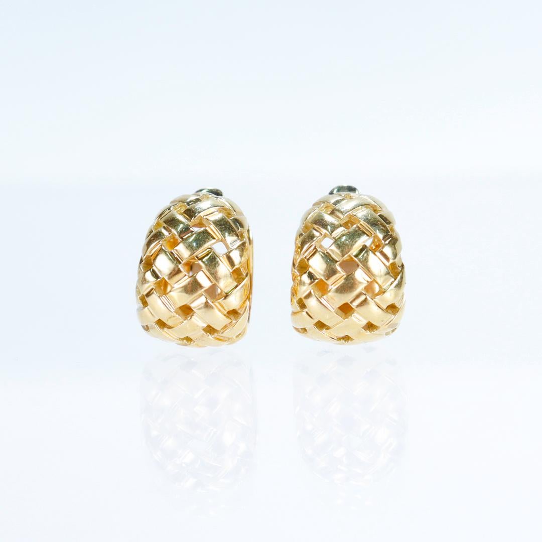 Ein Paar Tiffany & Co. 18k Gold Gitter Vannerie Huggie Hoop Ohrringe für Damen oder Herren