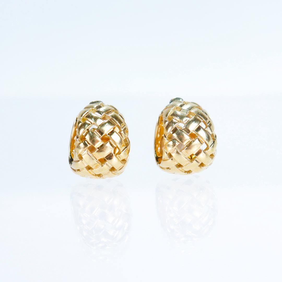 Ein Paar Tiffany & Co. 18k Gold Gitter Vannerie Huggie Hoop Ohrringe 1