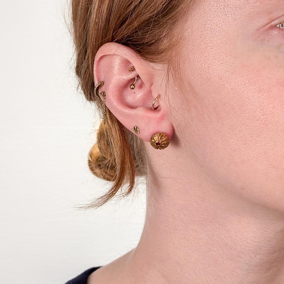 Ein schönes Paar Designer-Ohrringe.

Von Jean Schlumberger für Tiffany & Co.

Aus 18 Karat Gelbgold.

Jeweils mit einem in die Lünette gefassten Rubin.

Nach dem Muster 