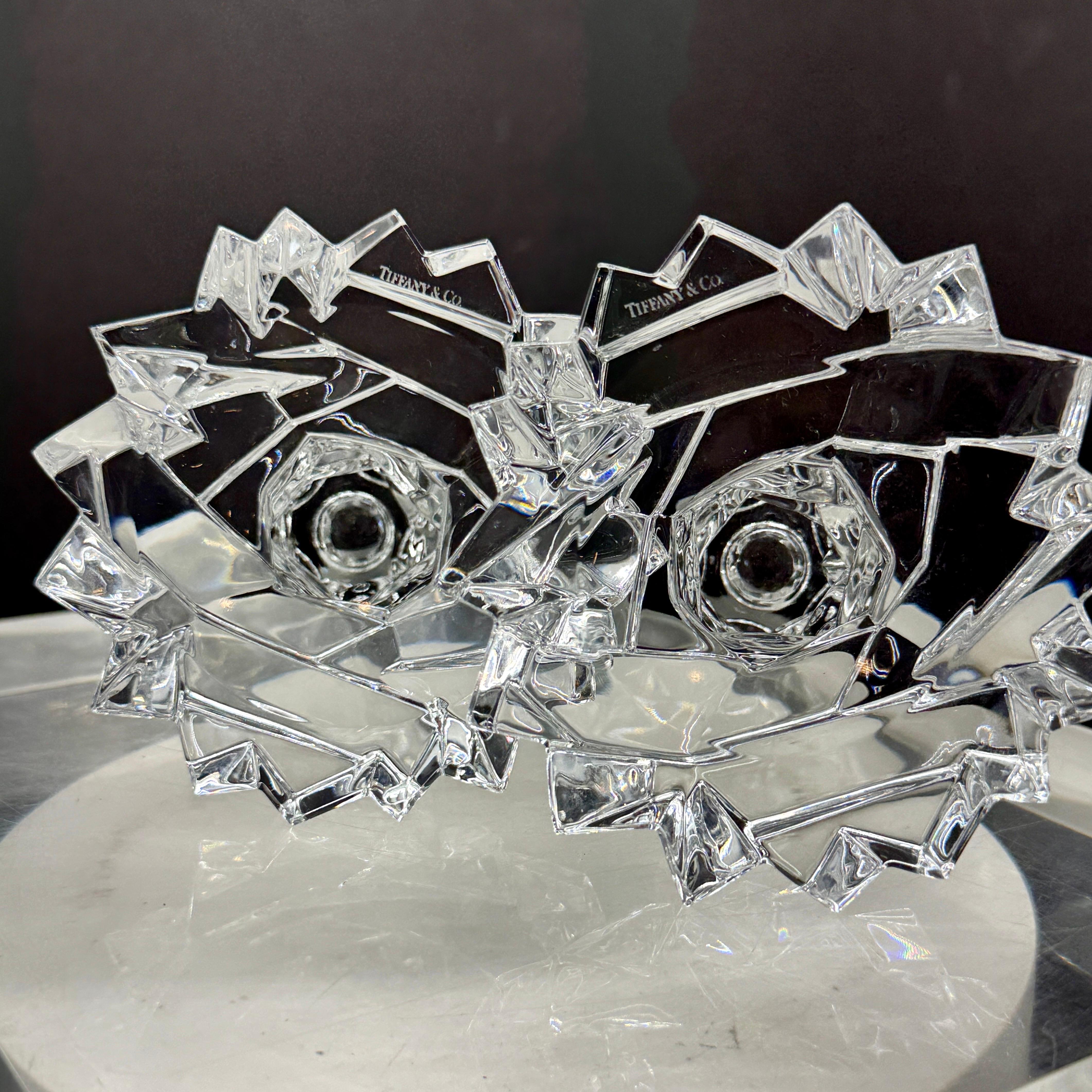 Pareja de candelabros de cristal tallado Tiffany & Co., firmados Hecho a mano en venta