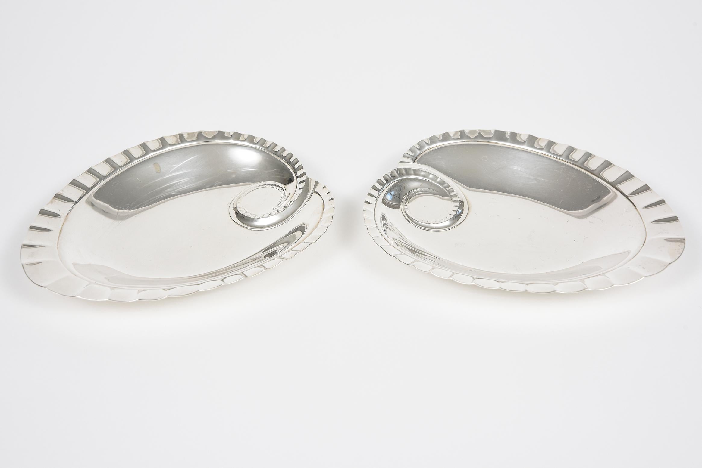 Coppia di piatti per caramelle a forma di cuore in argento di Tiffany & Co. Entrambi recano il timbro Tiffany & Co. Makers sterling e hanno anche un numero di articolo. Perfetto per San Valentino, un matrimonio, un anniversario o semplicemente per