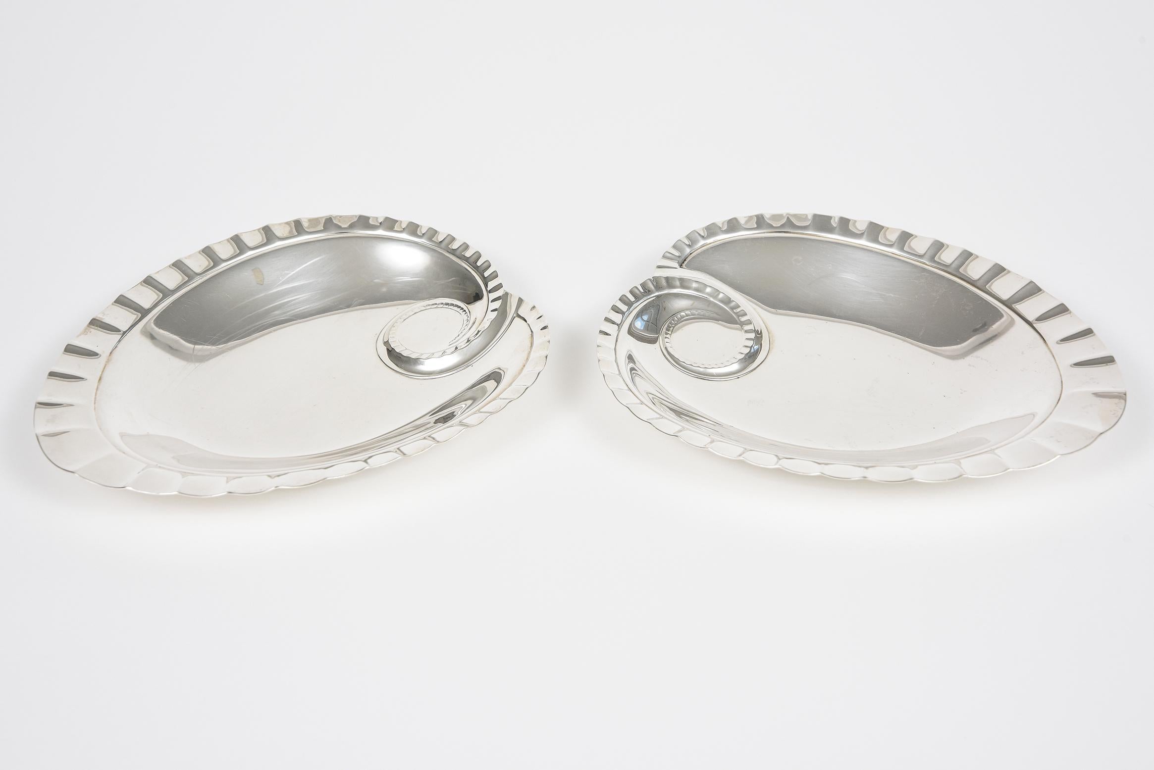 Paire de bonbonnières en forme de cœur en argent sterling de Tiffany & Co Makers. Elles sont toutes deux estampillées Tiffany & Co Makers sterling et portent également un numéro d'article. Parfait pour la Saint-Valentin, un mariage, un anniversaire