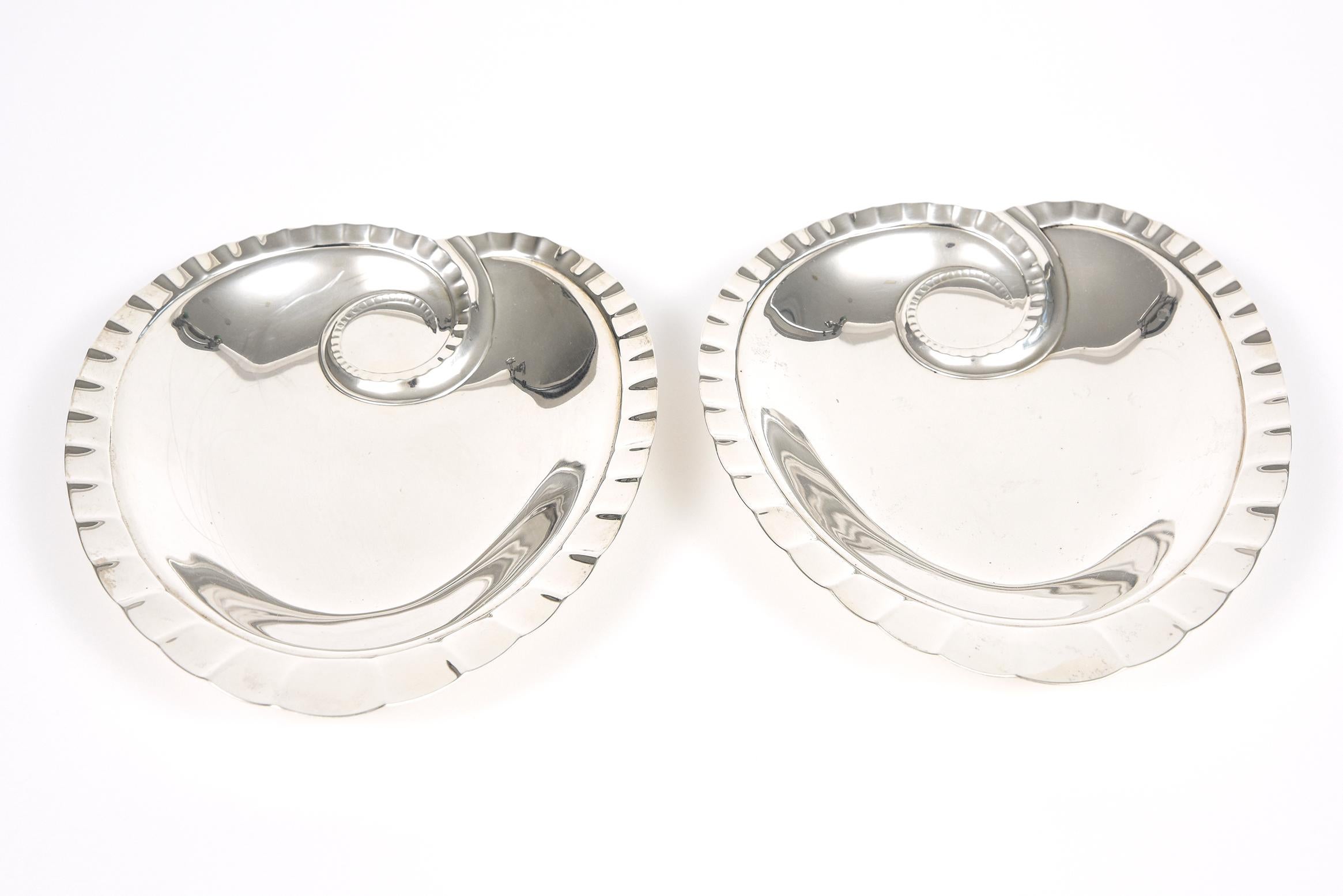 Coppia di Tiffany & Co. Ciotole per dolci in argento a forma di cuore smerlato In condizioni buone in vendita a Miami Beach, FL