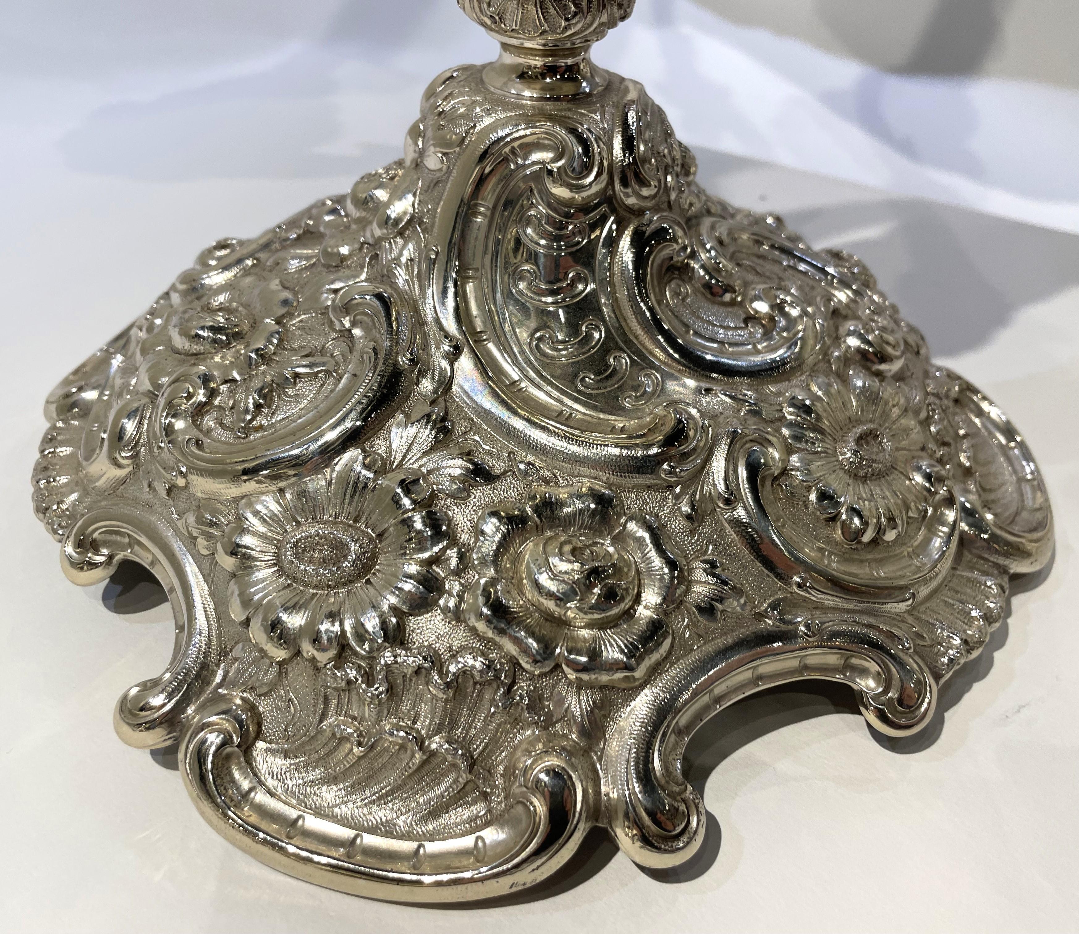 Paire d'objets Tiffany & Co. Chandelier Monumental Repousse à 5 lumières en A Silver en vente 3