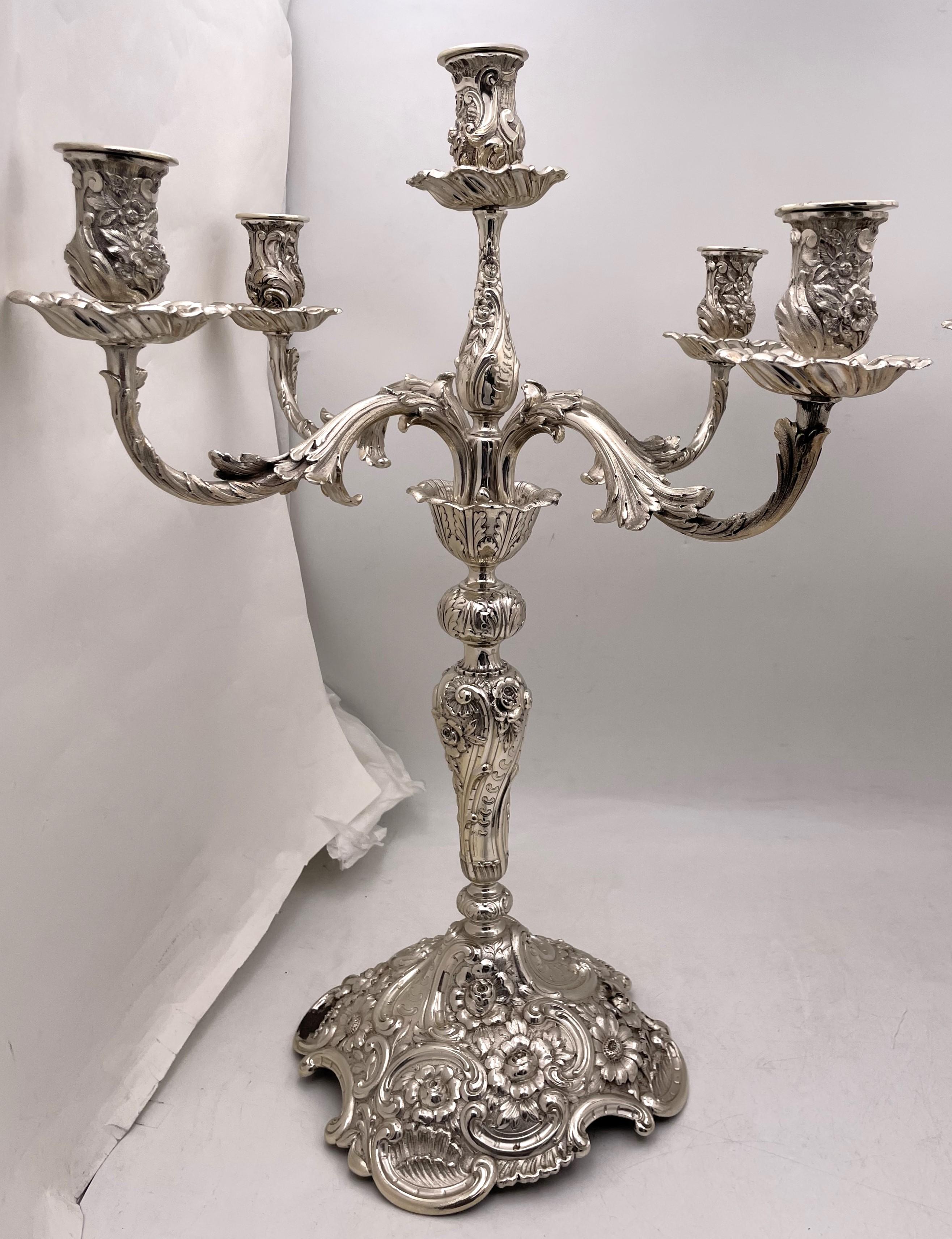 Paar von Tiffany & Co. Sterling Silber 5-Licht Monumental Repousse Kandelaber (amerikanisch) im Angebot