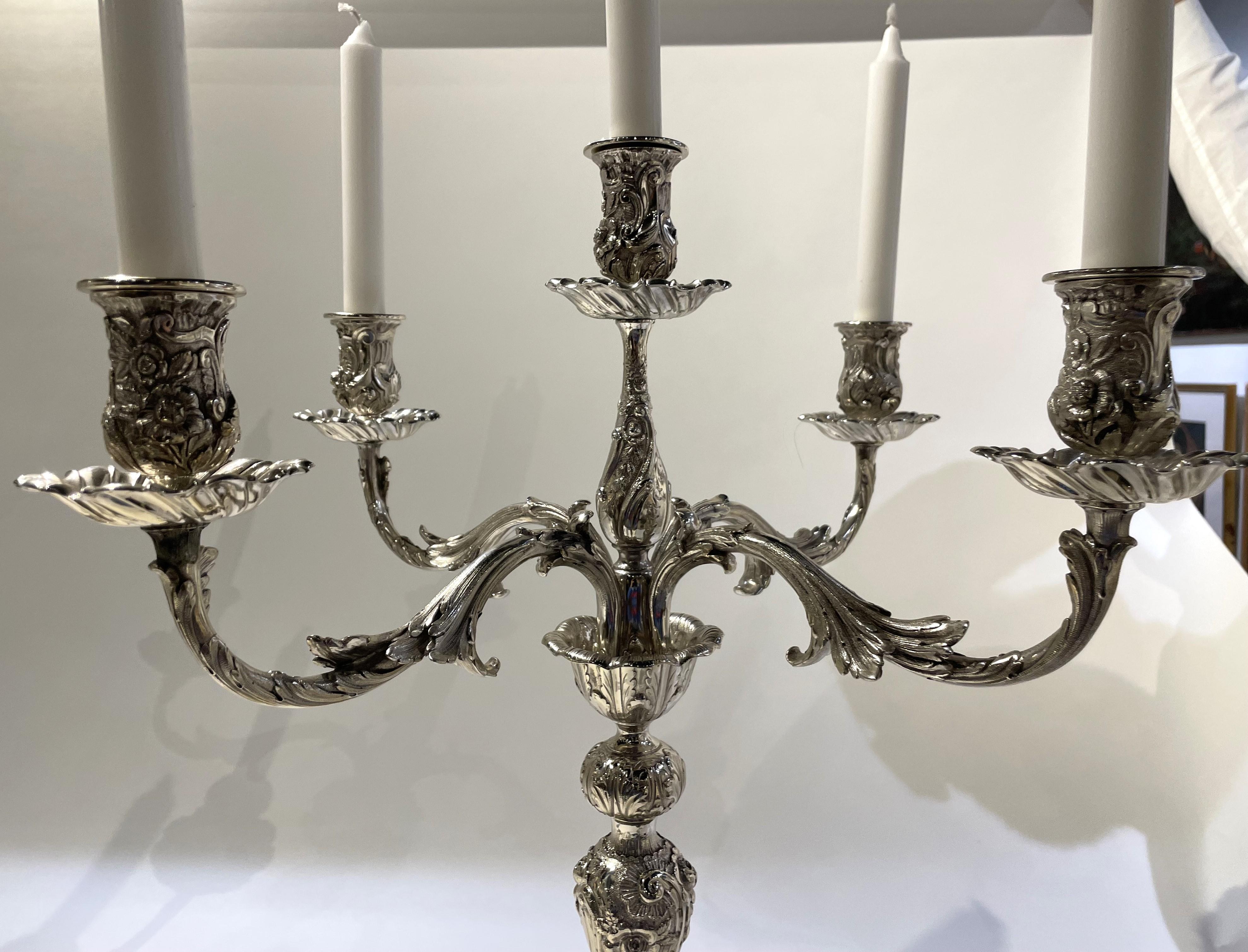 Paar von Tiffany & Co. Sterling Silber 5-Licht Monumental Repousse Kandelaber (Repoussé) im Angebot