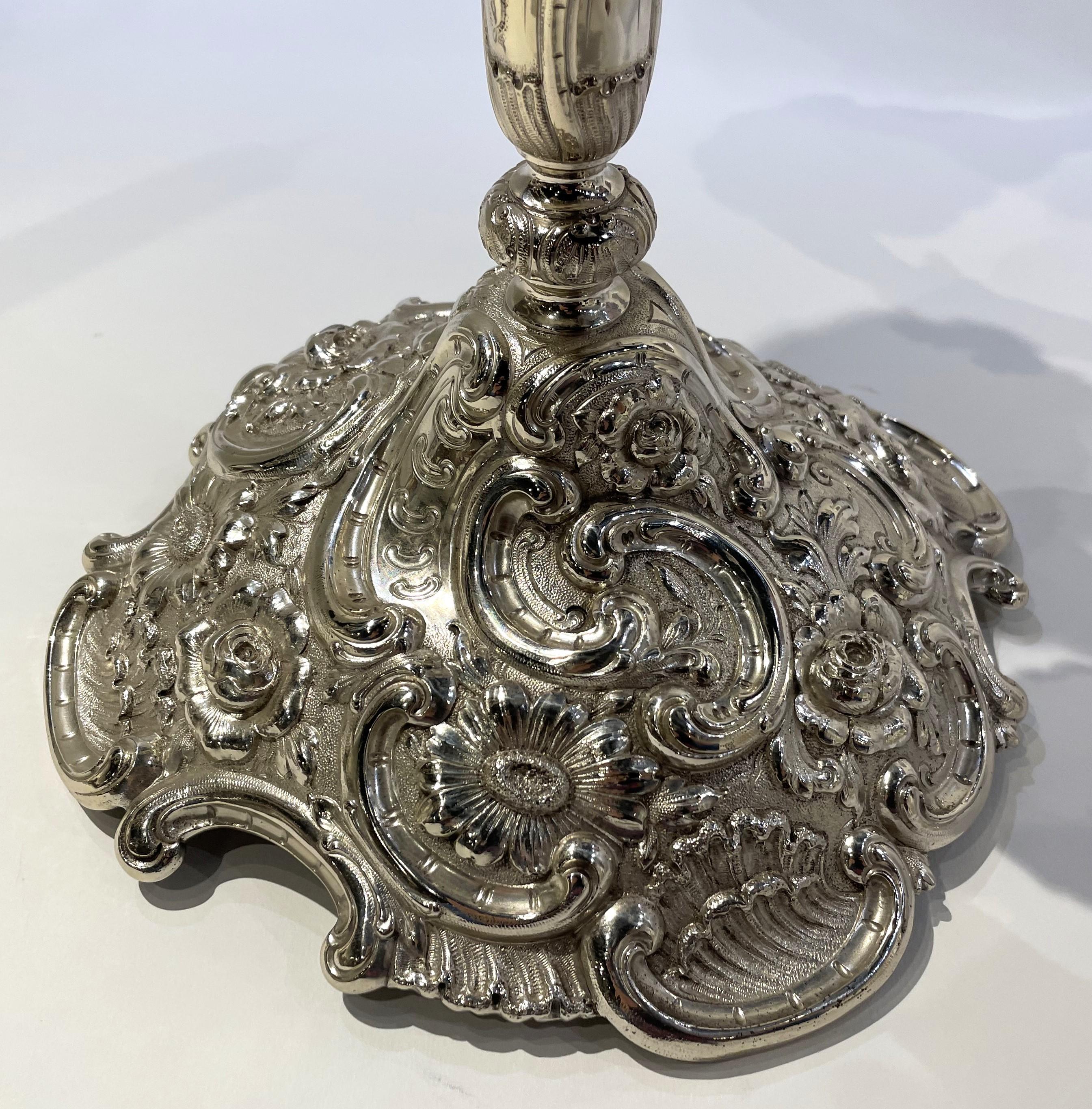 Paar von Tiffany & Co. Sterling Silber 5-Licht Monumental Repousse Kandelaber im Angebot 3