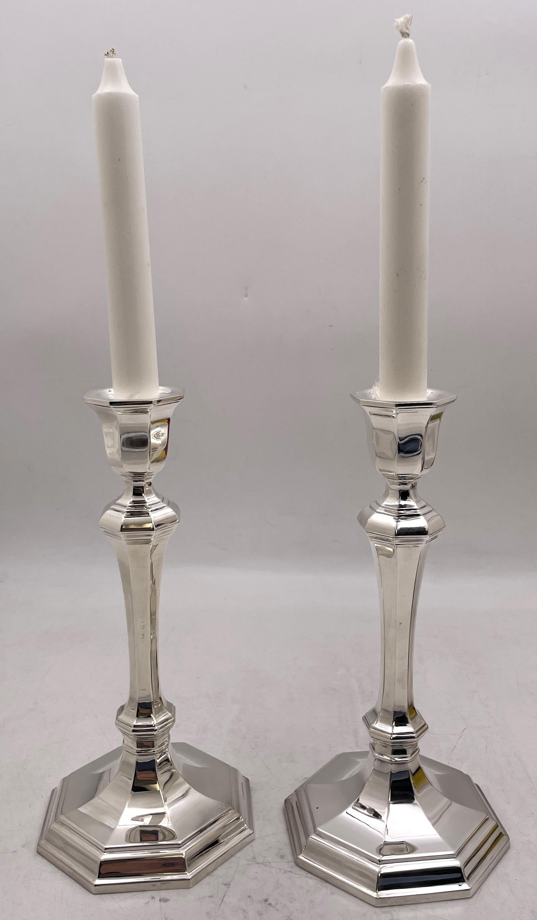 Paire de chandeliers en argent sterling de Tiffany & Co. de style Mid-Century Modern, au design élégant et géométrique, reposant sur une base octogonale à gradins. Ils mesurent 9 2/3'' de hauteur par 4 1/2'' de diamètre à la base, pèsent 22,9 onces