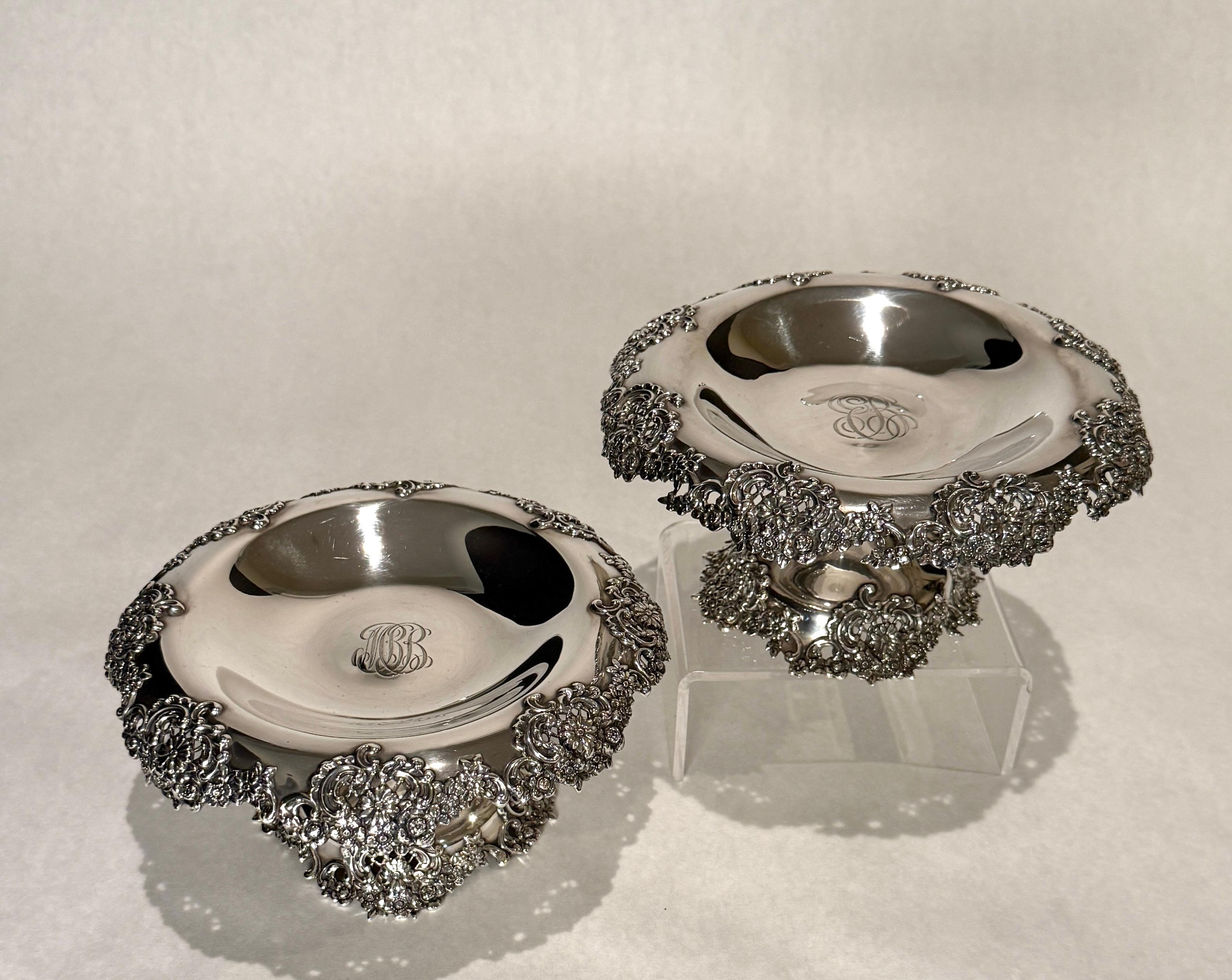 Precioso par de compoteras de plata de ley de finales del siglo XIX/principios del XX de Tiffany & Co.
El borde inclinado de la bandeja y la base de la pata están decorados con un grueso trabajo de repujado floral y calado.
Marcado en el interior