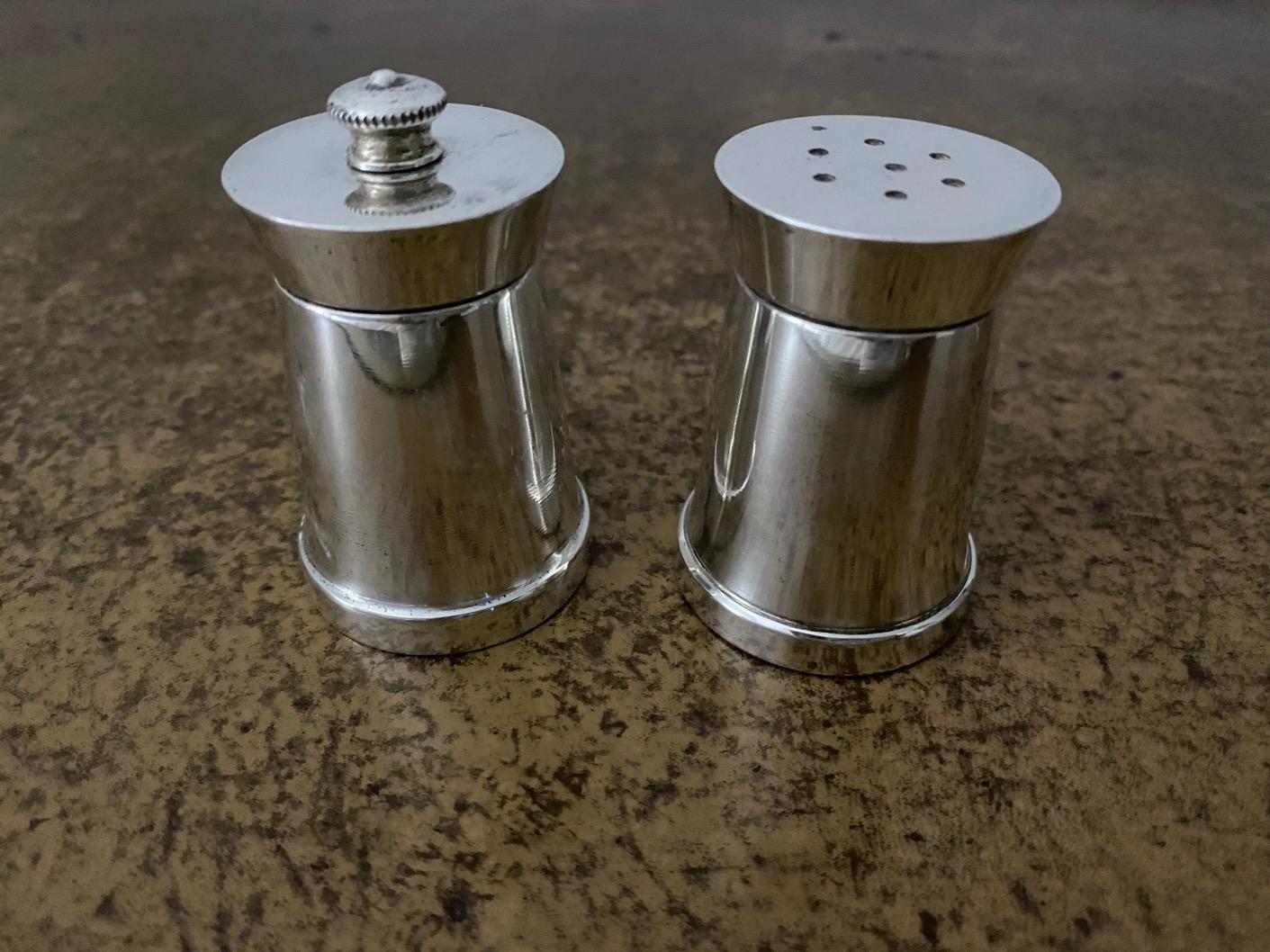 Faneuil by Tiffany & Co. sterling silver salt shaker and pepper mill set. Simple elegance,
Salt shaker 1.5
