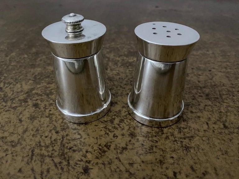 Faneuil by Tiffany & Co. sterling silver salt shaker and pepper mill set. Simple elegance,
Measures: Salt shaker 1.5