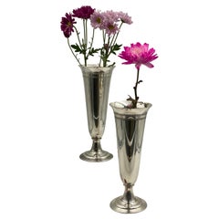 Paire de Tiffany & Co. Vases trompette en argent sterling de 1907