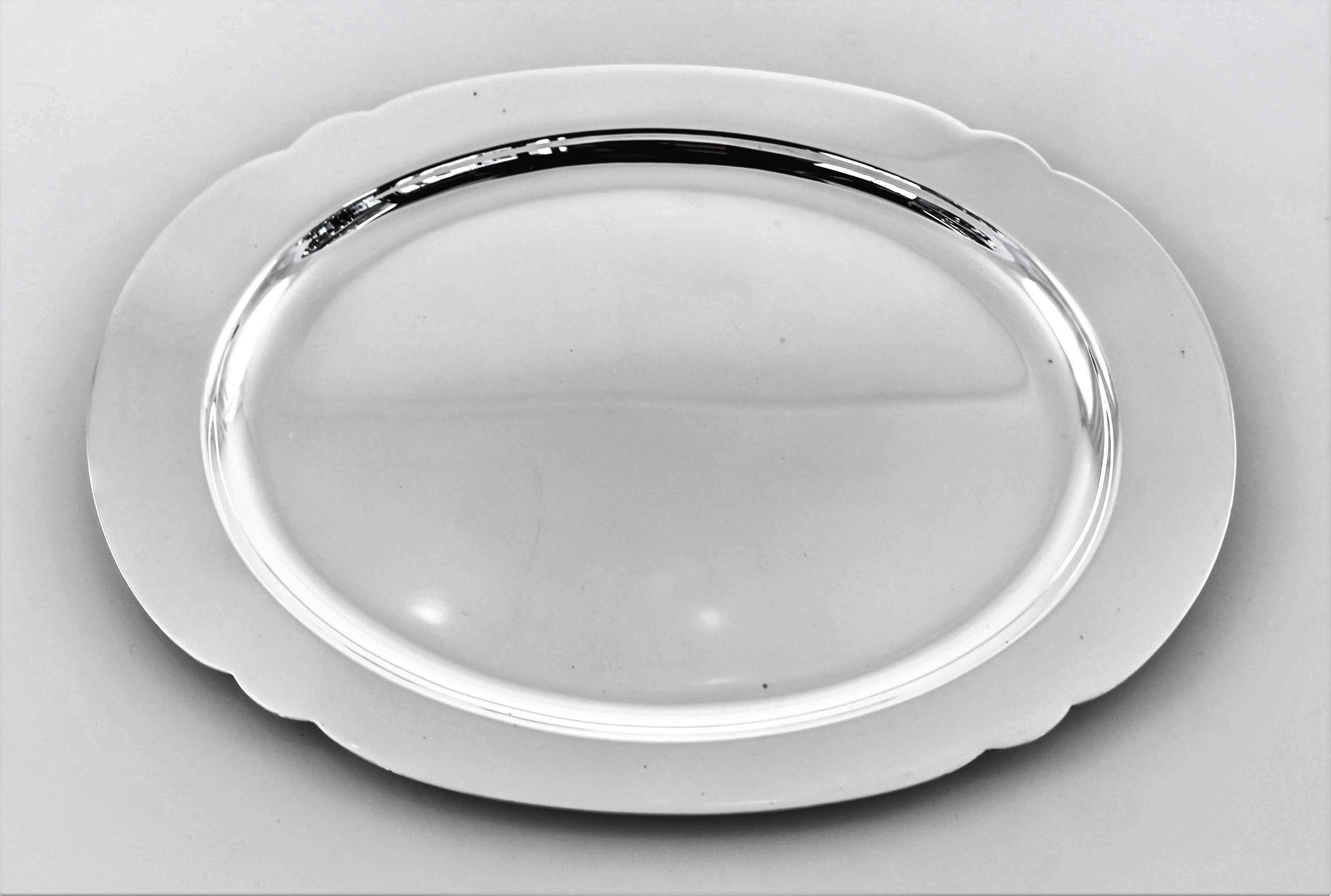 A soft scalloped edge and a flat surface make for the perfect serving dish. Used as a pair or separately these ultra smooth dishes will look nice on your coffee table. It’s all about the sterling because there’s no design or decorative pattern to
