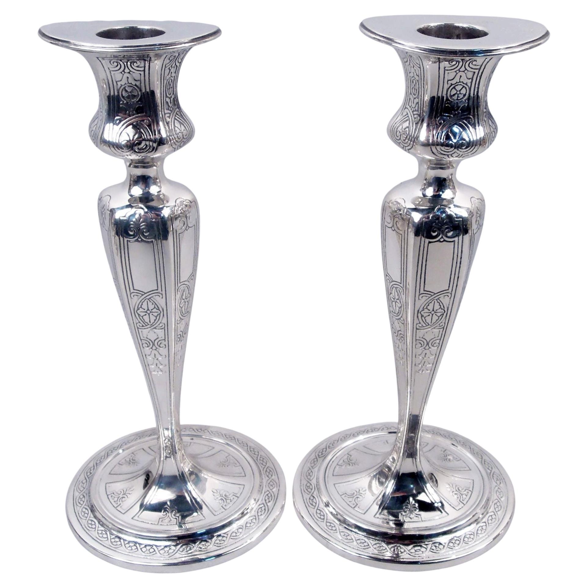 Paar edwardianische klassische Kerzenständer aus Sterlingsilber von Tiffany