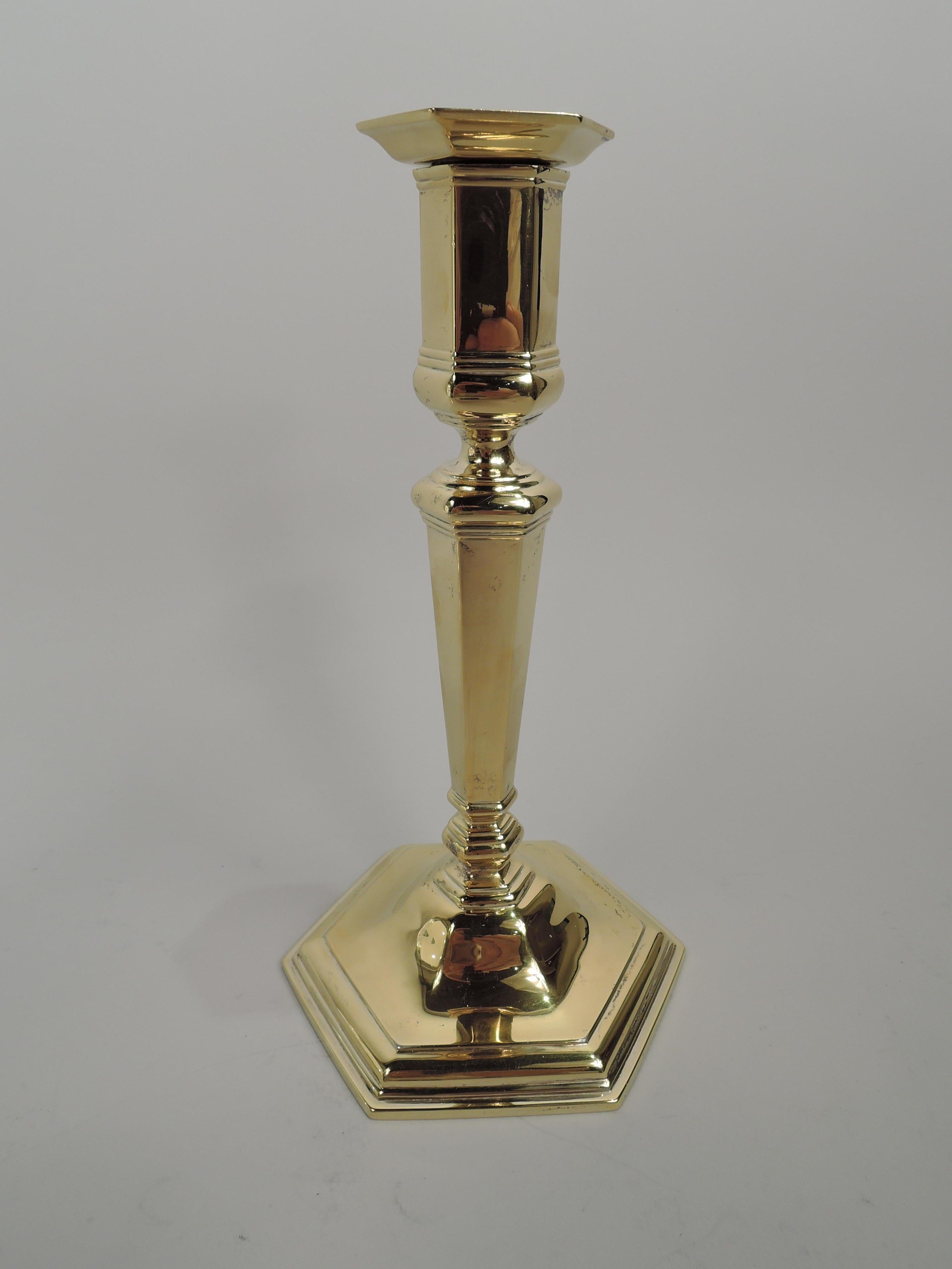 Pair of Edwardian Georgian sterling silver candlesticks. Fabriqué par Tiffany & Co. à New York, ca. 1915. Each: Tapering shaft with base knop on stepped and raised foot. Socket has straight sides and detachable bobeche. Faceted. Traditional form