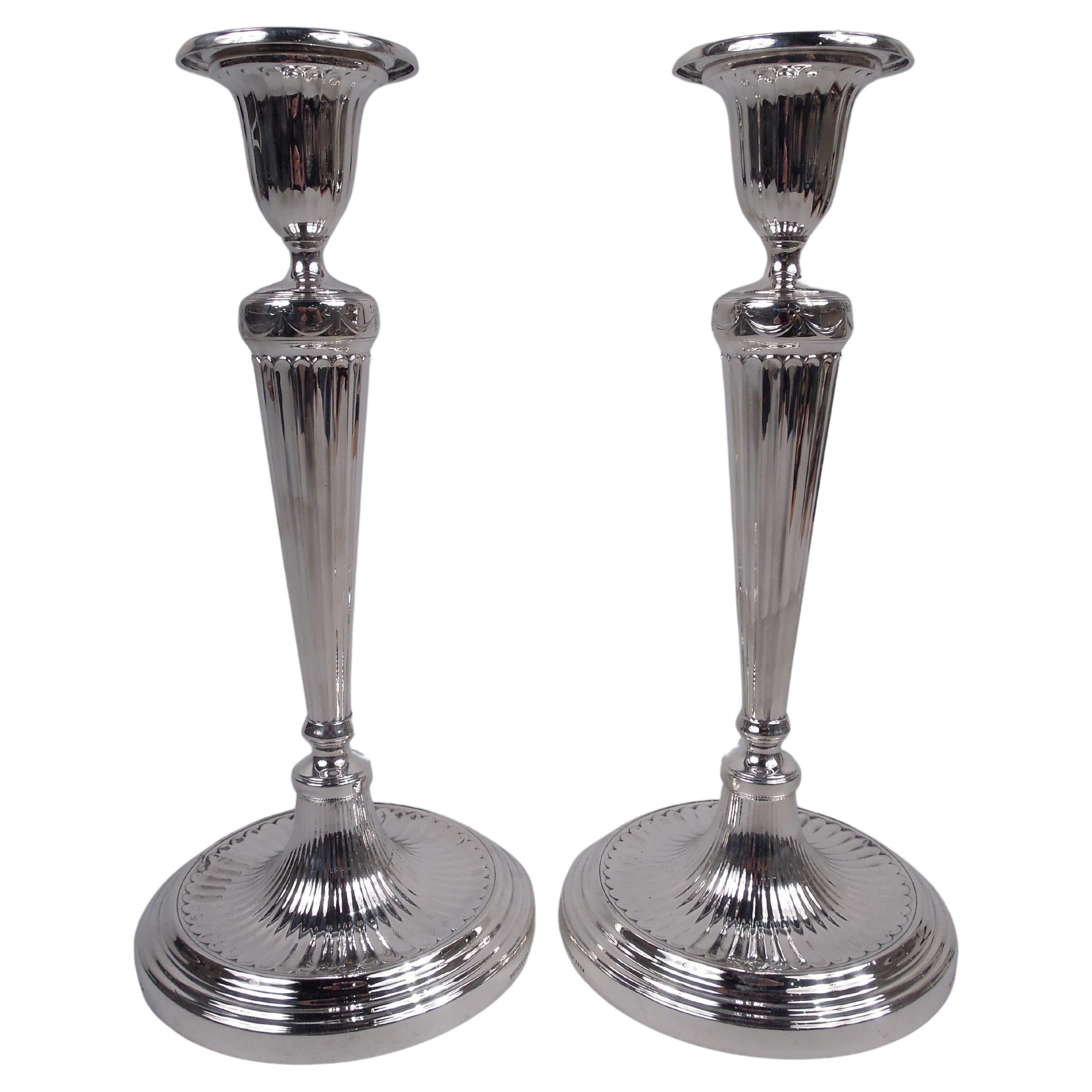 Paire de chandeliers néoclassiques anglais en argent sterling Tiffany