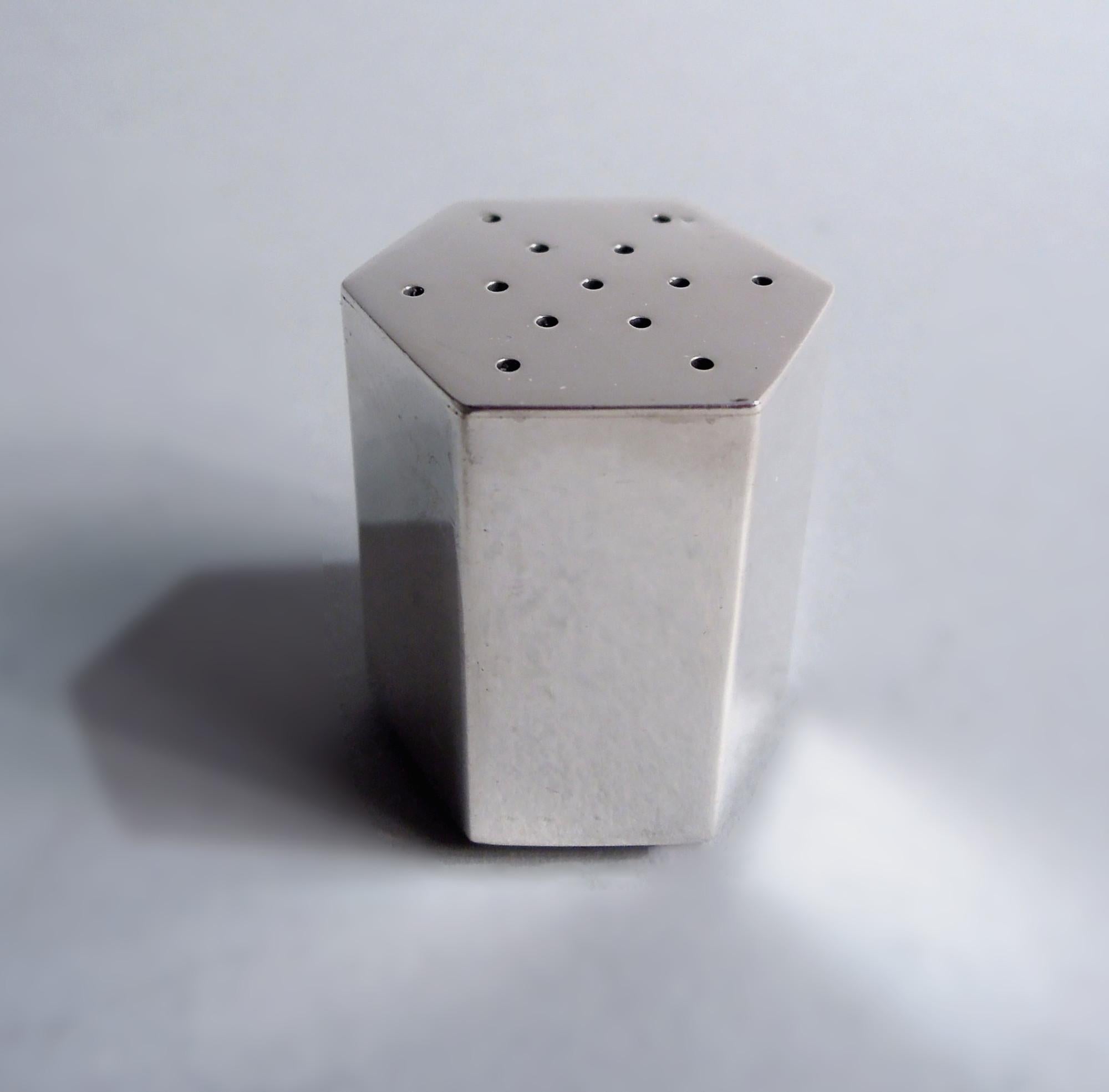 Paar Salz- und Pfefferstreuer aus Sterlingsilber im Retro-Deko-Stil. Jede: Kurze und facettierte Säule. Oben durchbohrt und unten mit Gewindedeckel zum Befüllen. Italienische Marken nach 1967, darunter der Stempel des Herstellers (Pampaloni) sowie