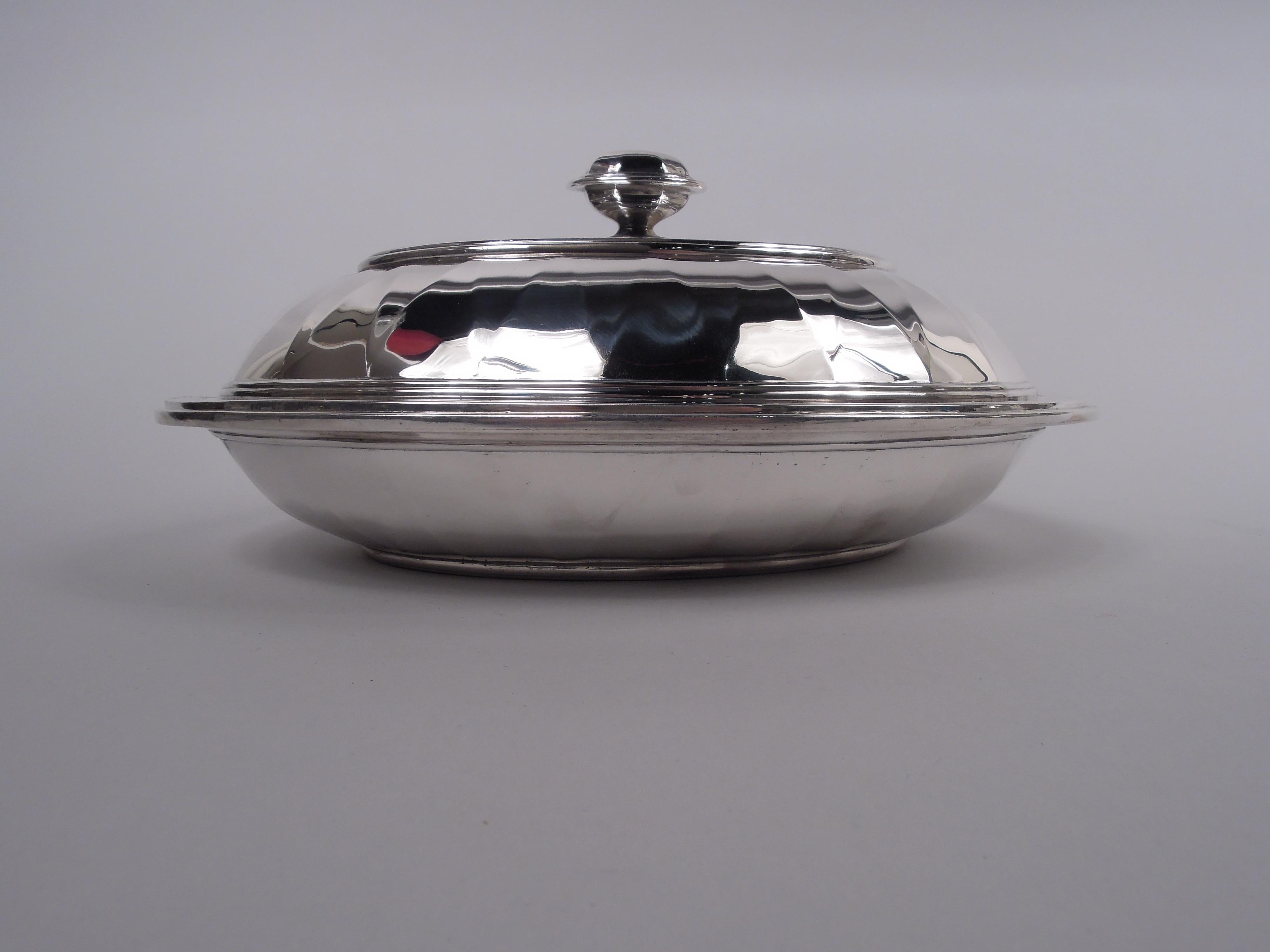 Edwardian Pair of Tiffany Saint Dunstan Sterling Silver Covered Vegetable Dishes For Sale