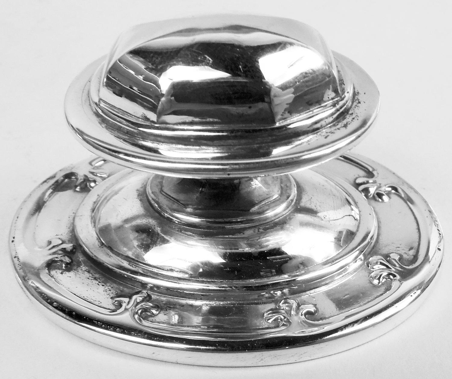 Pair of Tiffany Saint Dunstan Sterling Silver Covered Vegetable Dishes In Good Condition For Sale In New York, NY