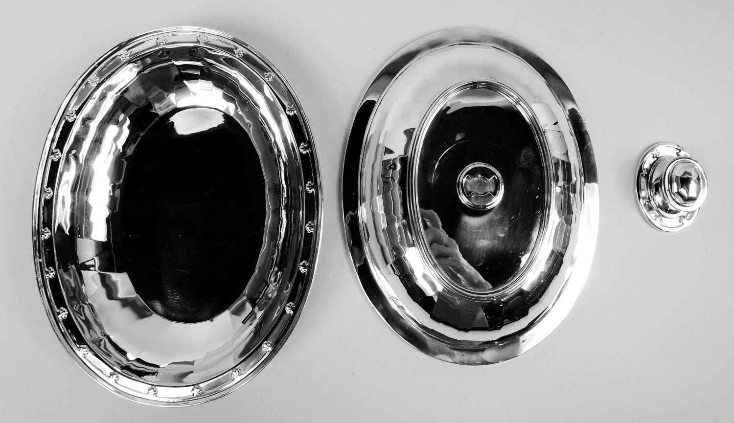 20th Century Pair of Tiffany Saint Dunstan Sterling Silver Covered Vegetable Dishes For Sale