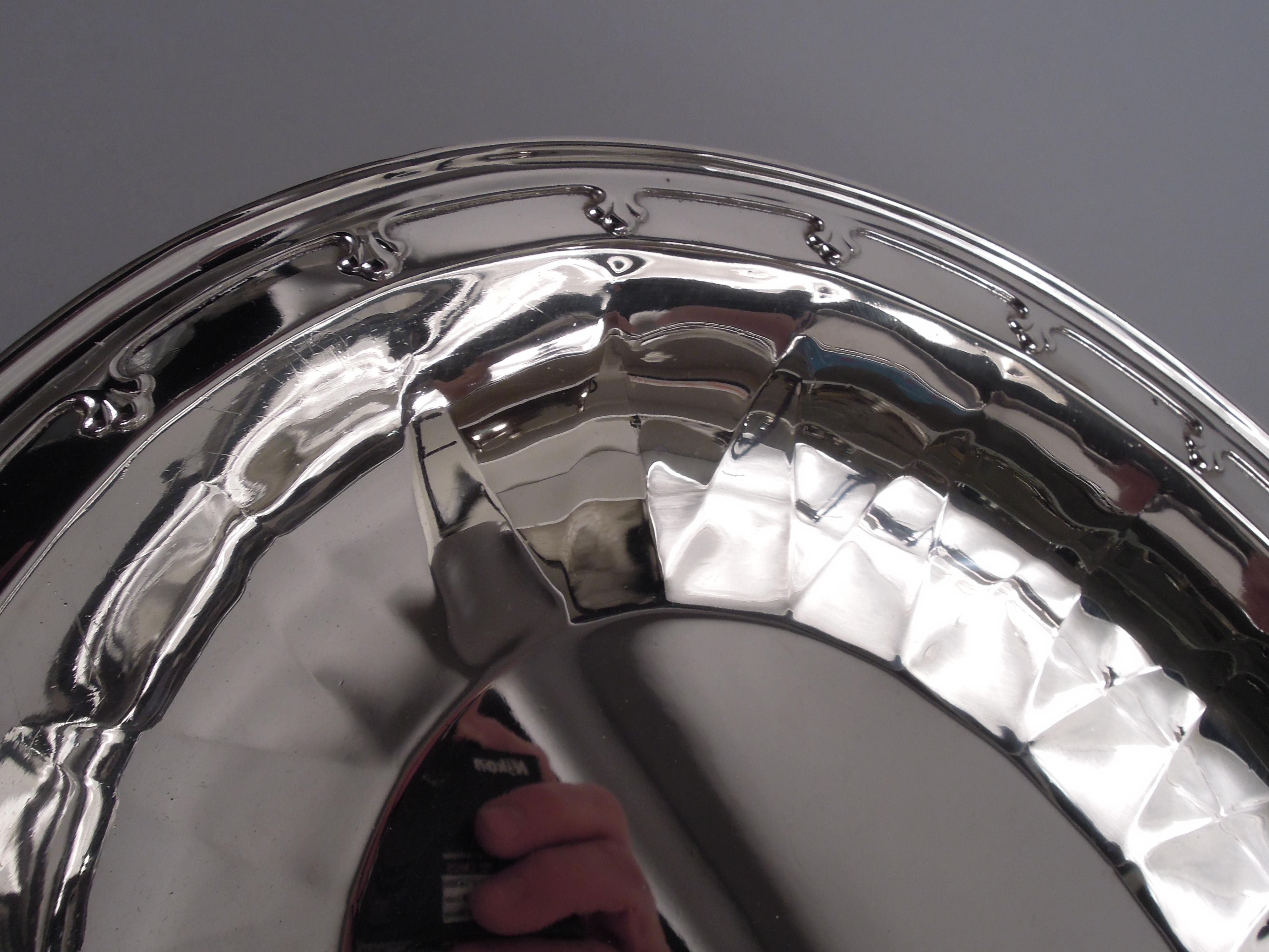 Pair of Tiffany Saint Dunstan Sterling Silver Covered Vegetable Dishes For Sale 3