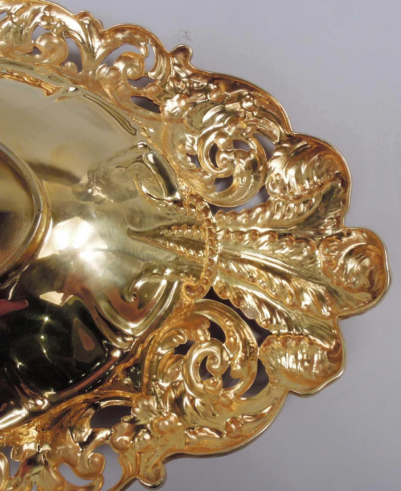 Zwei vergoldete Tiffany-Silber-Brotauflagen mit Prince of Wales-Federn (Vergoldet) im Angebot