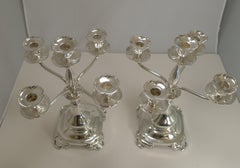 Paire de candélabres à cinq lumières Tiffany en métal argenté:: vers 1910