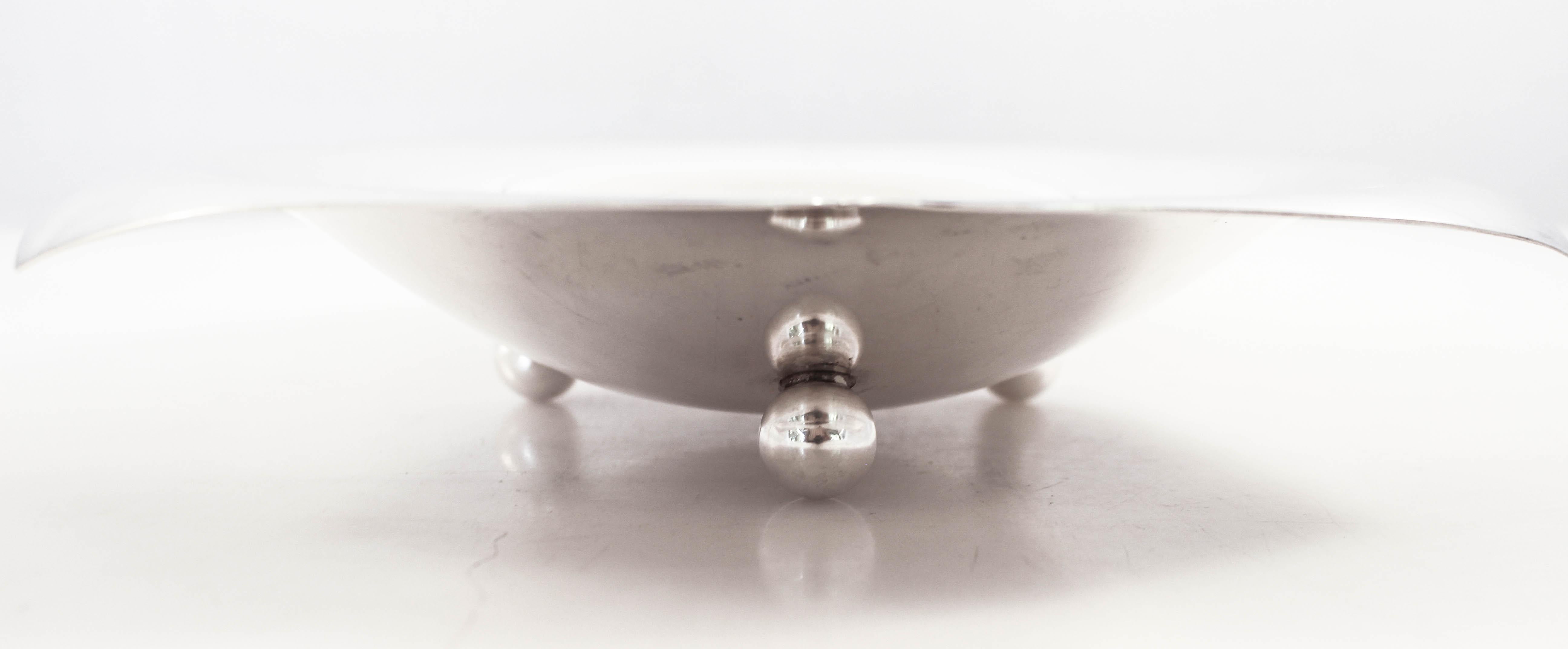 Pareja de Tiffany & Co. Platos Sterling Estadounidense en venta