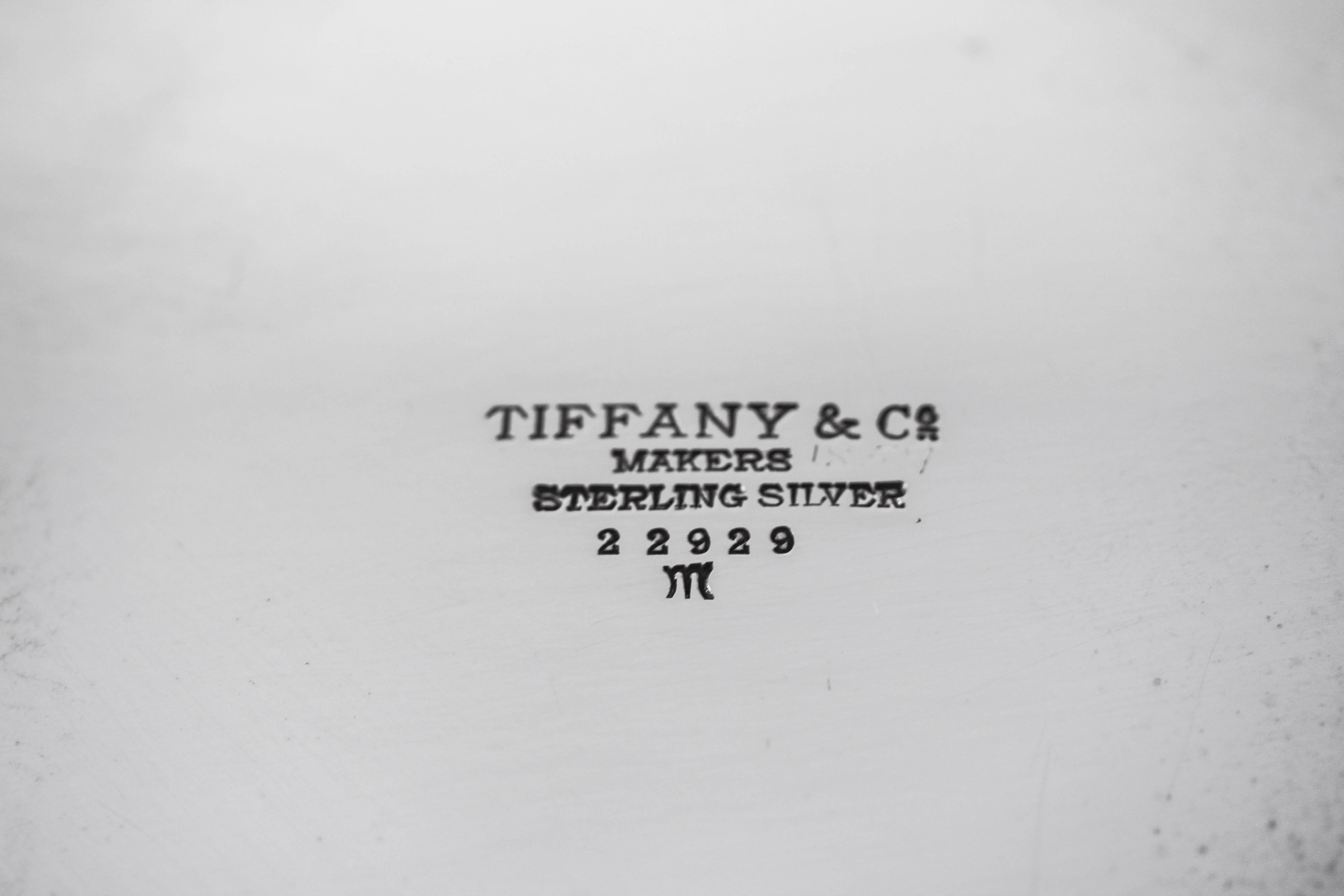 Paar Tiffany-Sterling-Geschirr aus der Mitte des Jahrhunderts (Mitte des 20. Jahrhunderts) im Angebot