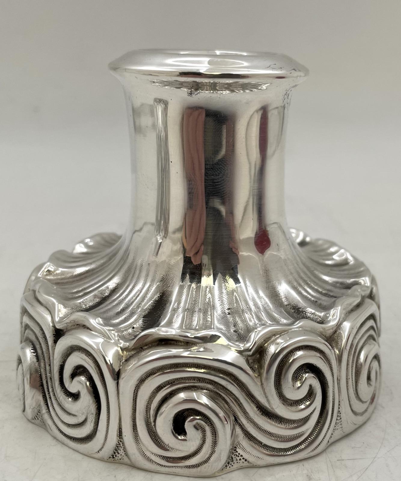 Pareja de candelabros Tiffany de plata de ley diseñados por Louis C. Tiffany Estadounidense en venta