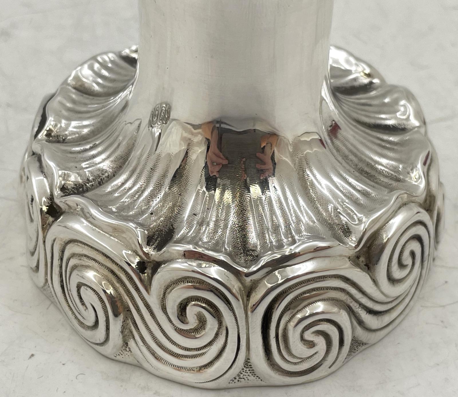 Pareja de candelabros Tiffany de plata de ley diseñados por Louis C. Tiffany siglo XX en venta