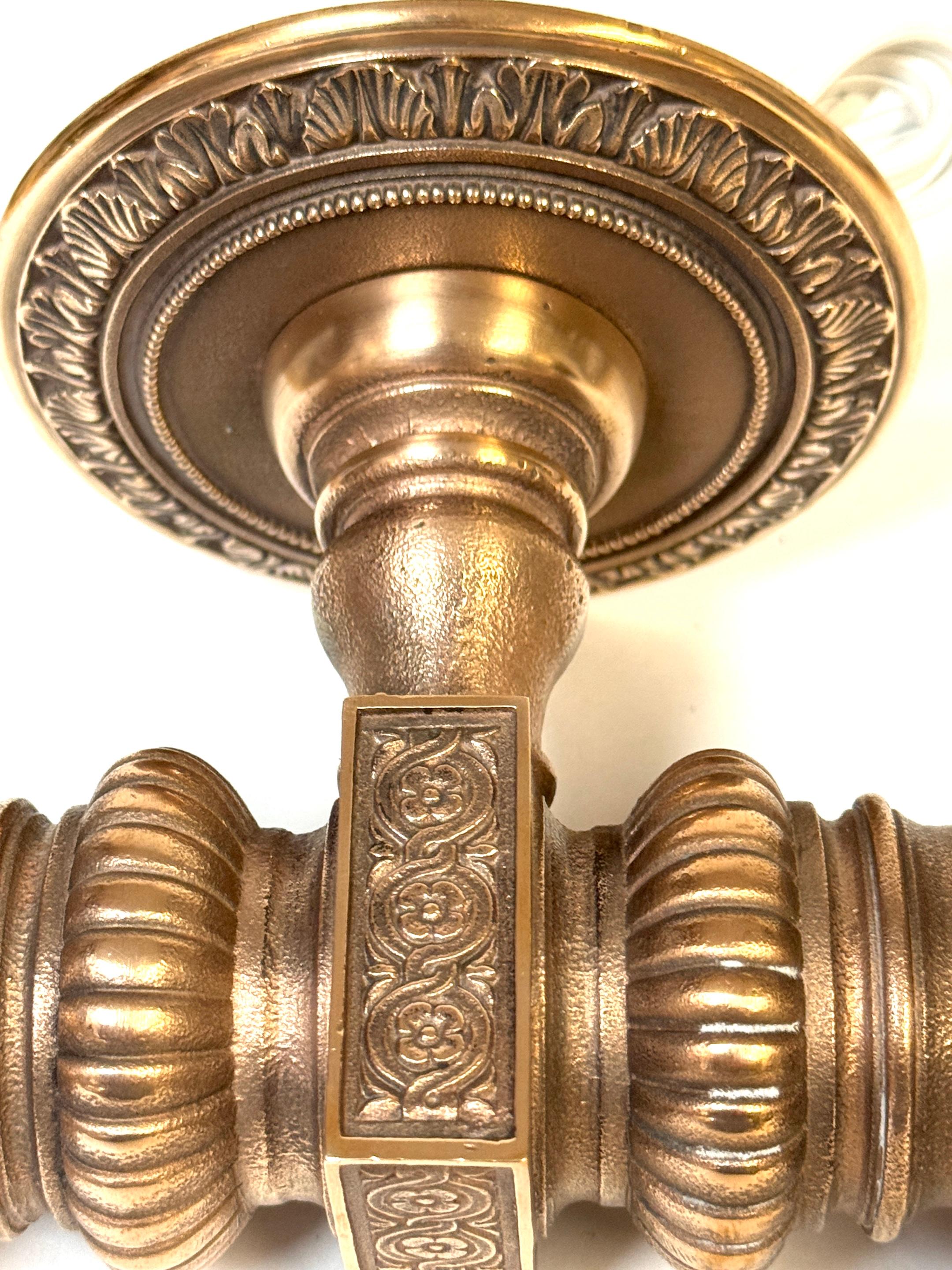 Coppia di lampade da teatro a due luci in bronzo in stile Tiffany Studios, CIRCA 1900 in vendita 2