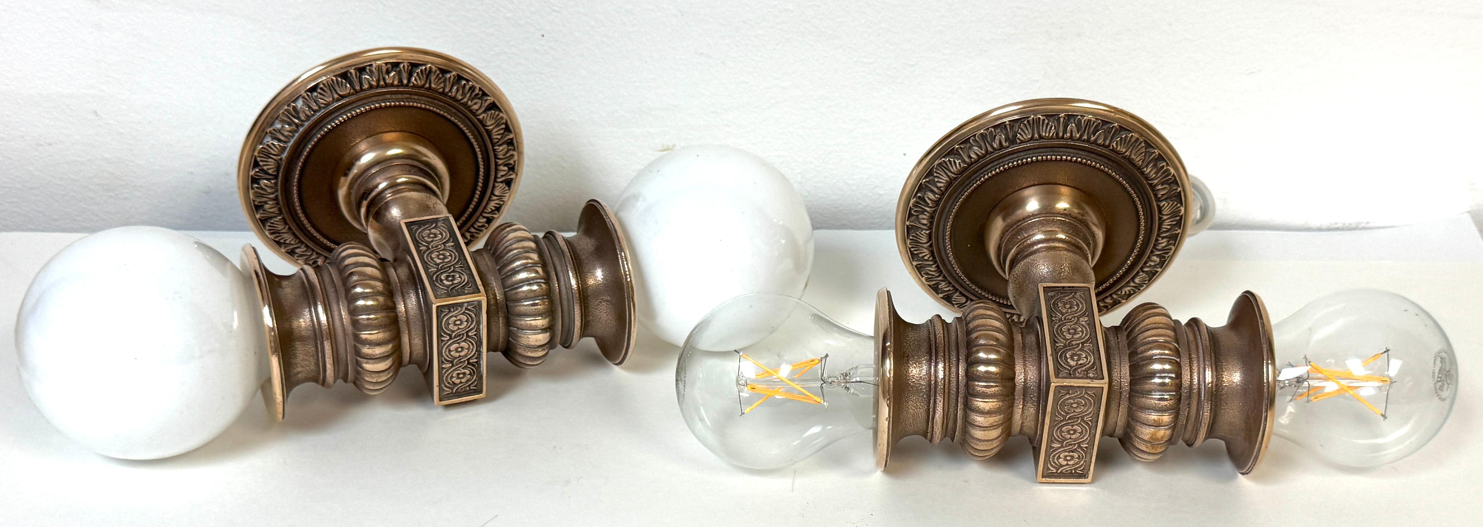 Coppia di lampade da teatro a due luci in bronzo in stile Tiffany Studios, CIRCA 1900 in vendita 7